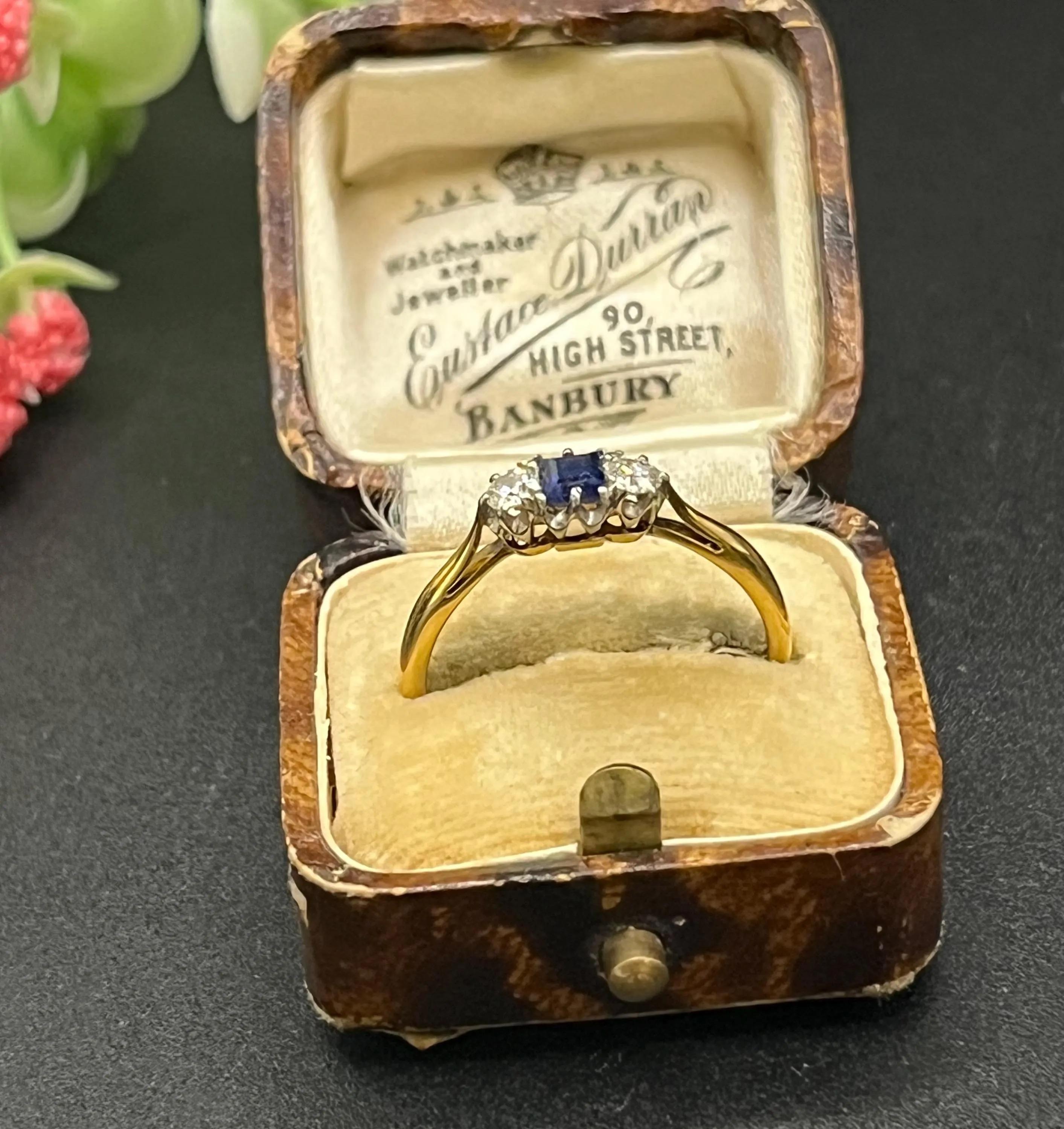 Antico anello a tre pietre in oro giallo 18ct, zaffiri e diamanti, Circa 1920 In condizioni buone in vendita a Brighton, GB