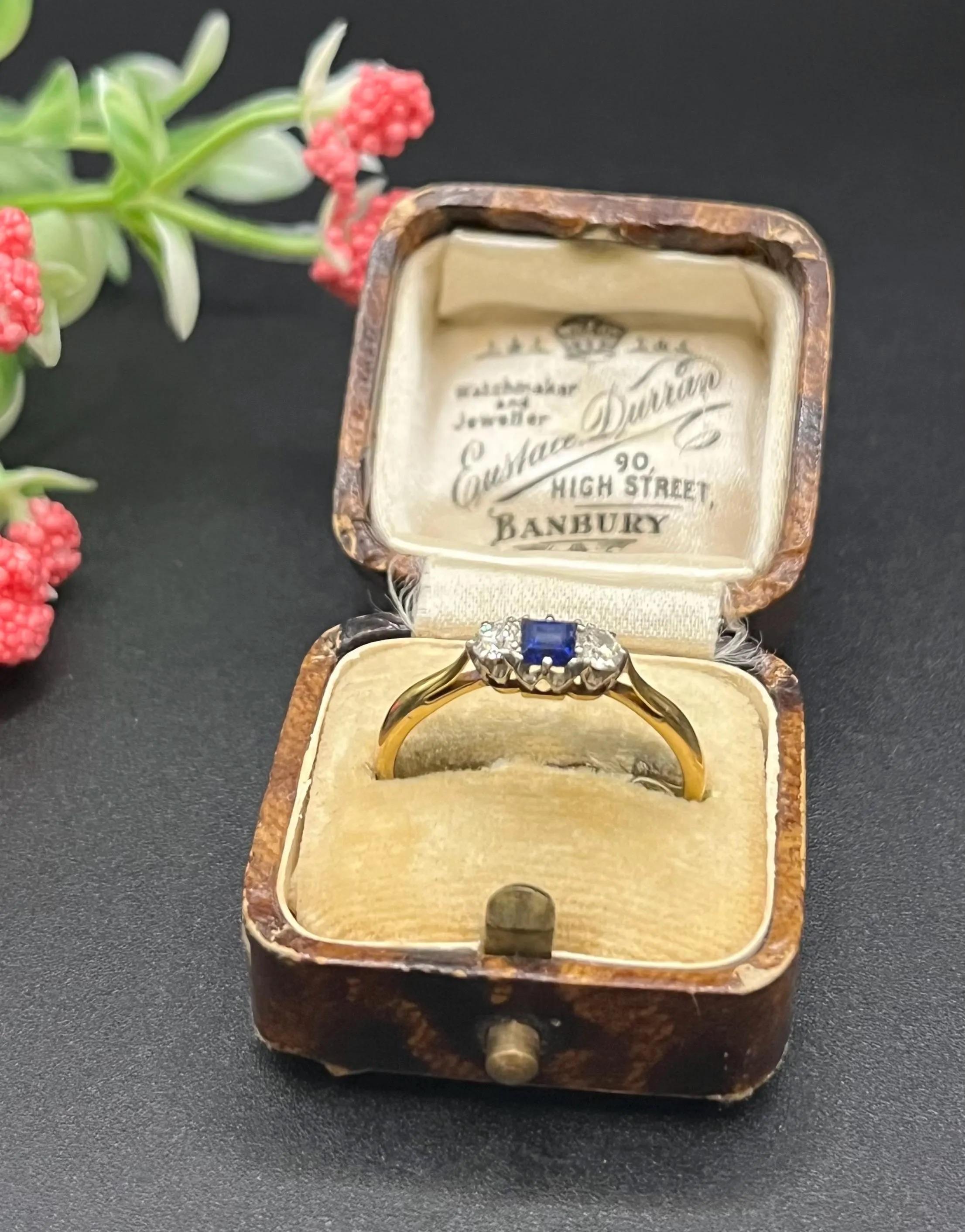 da uomo o donna Antico anello a tre pietre in oro giallo 18ct, zaffiri e diamanti, Circa 1920 in vendita