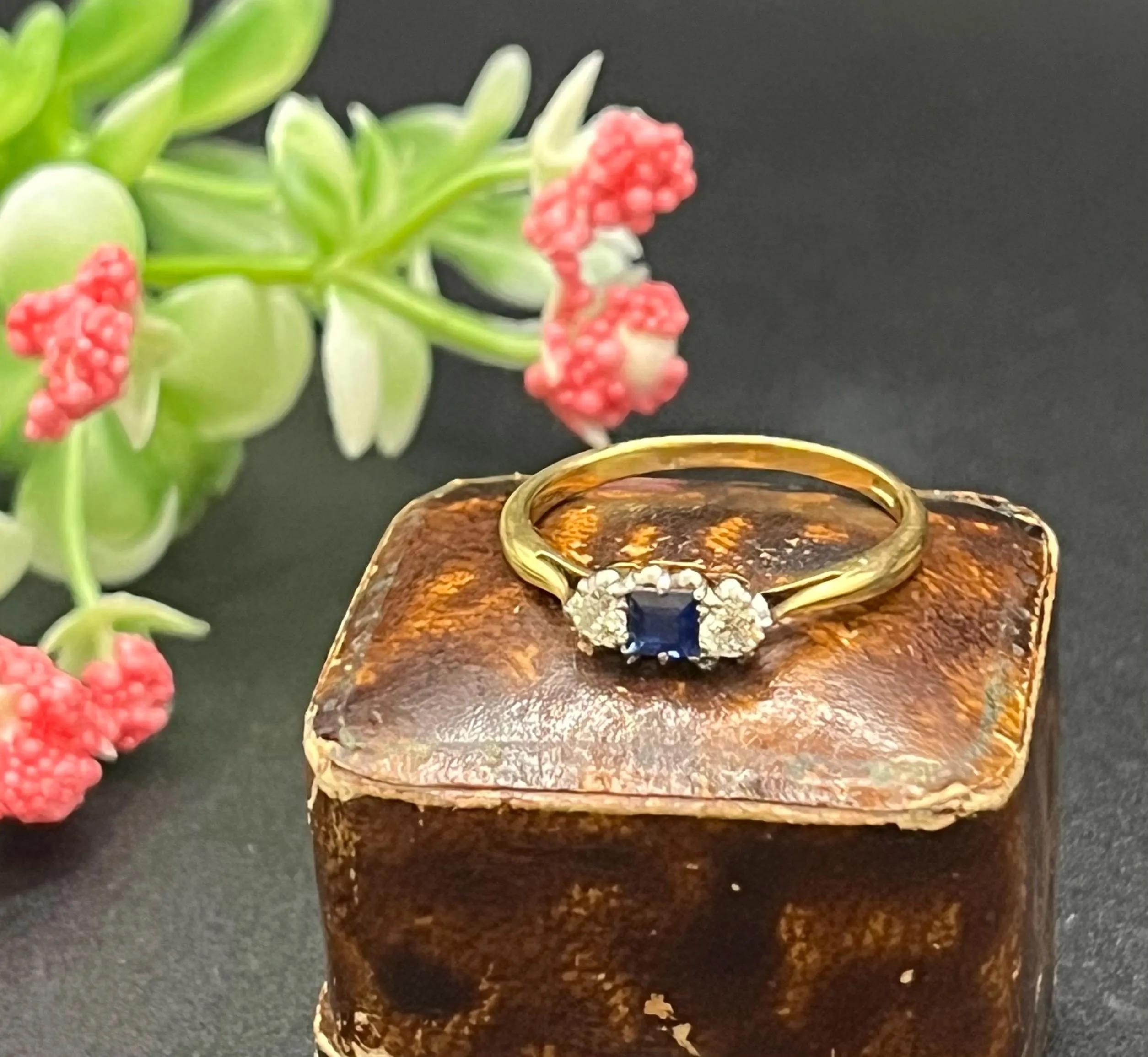 Antico anello a tre pietre in oro giallo 18ct, zaffiri e diamanti, Circa 1920 in vendita 1