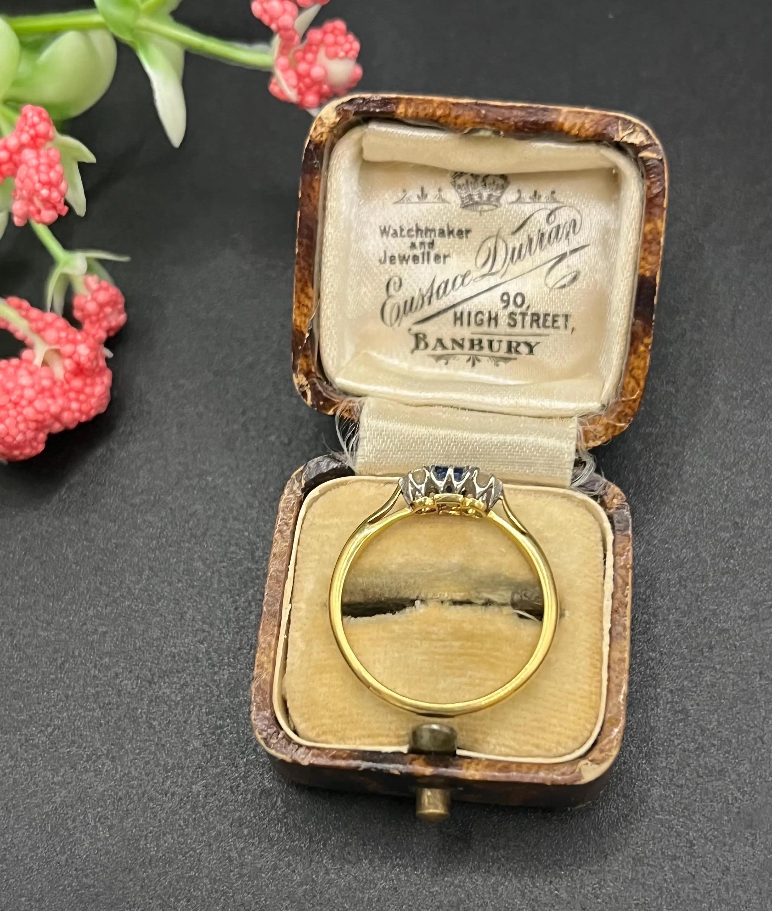 Antico anello a tre pietre in oro giallo 18ct, zaffiri e diamanti, Circa 1920 in vendita 2