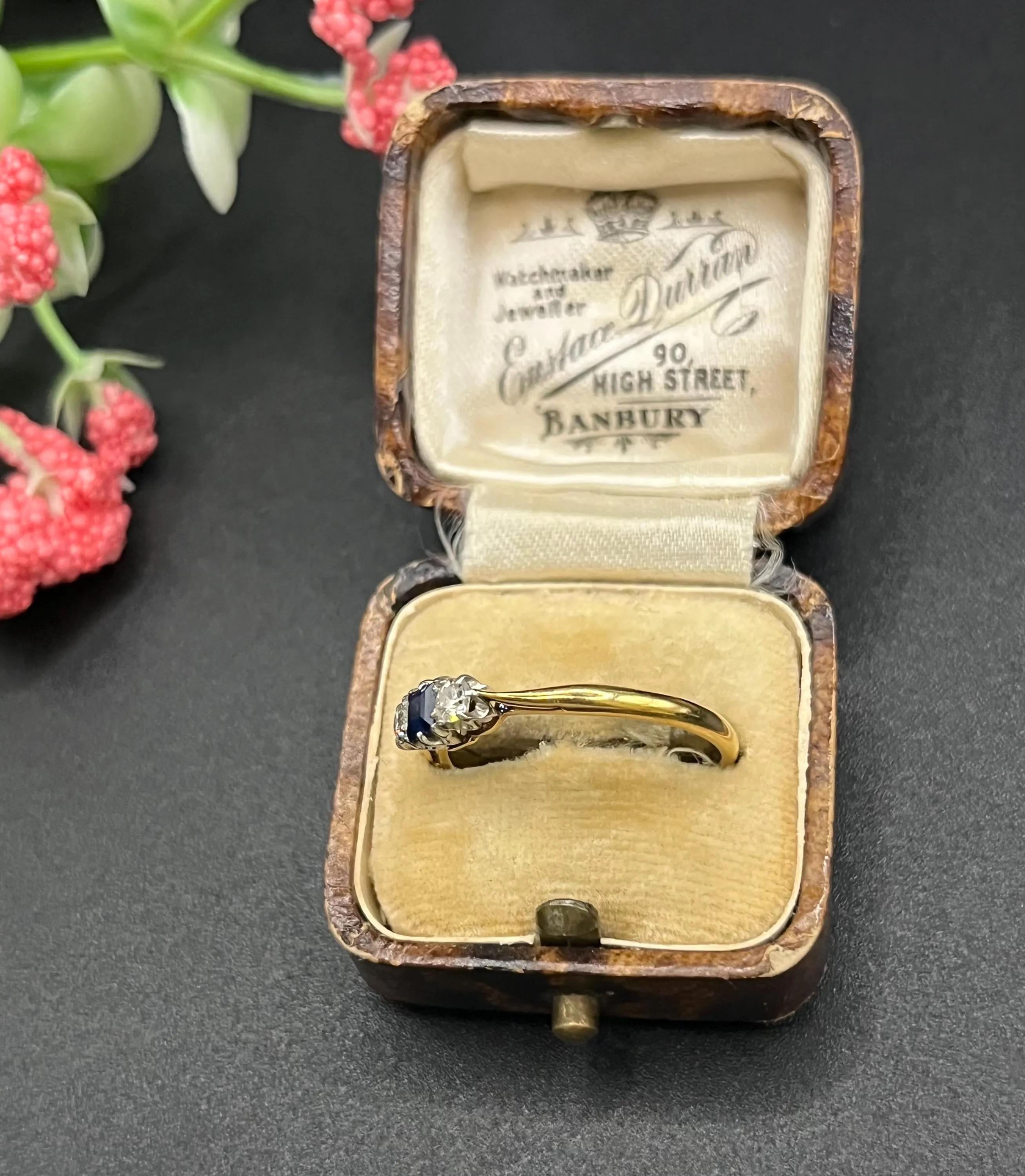 Antico anello a tre pietre in oro giallo 18ct, zaffiri e diamanti, Circa 1920 in vendita 3