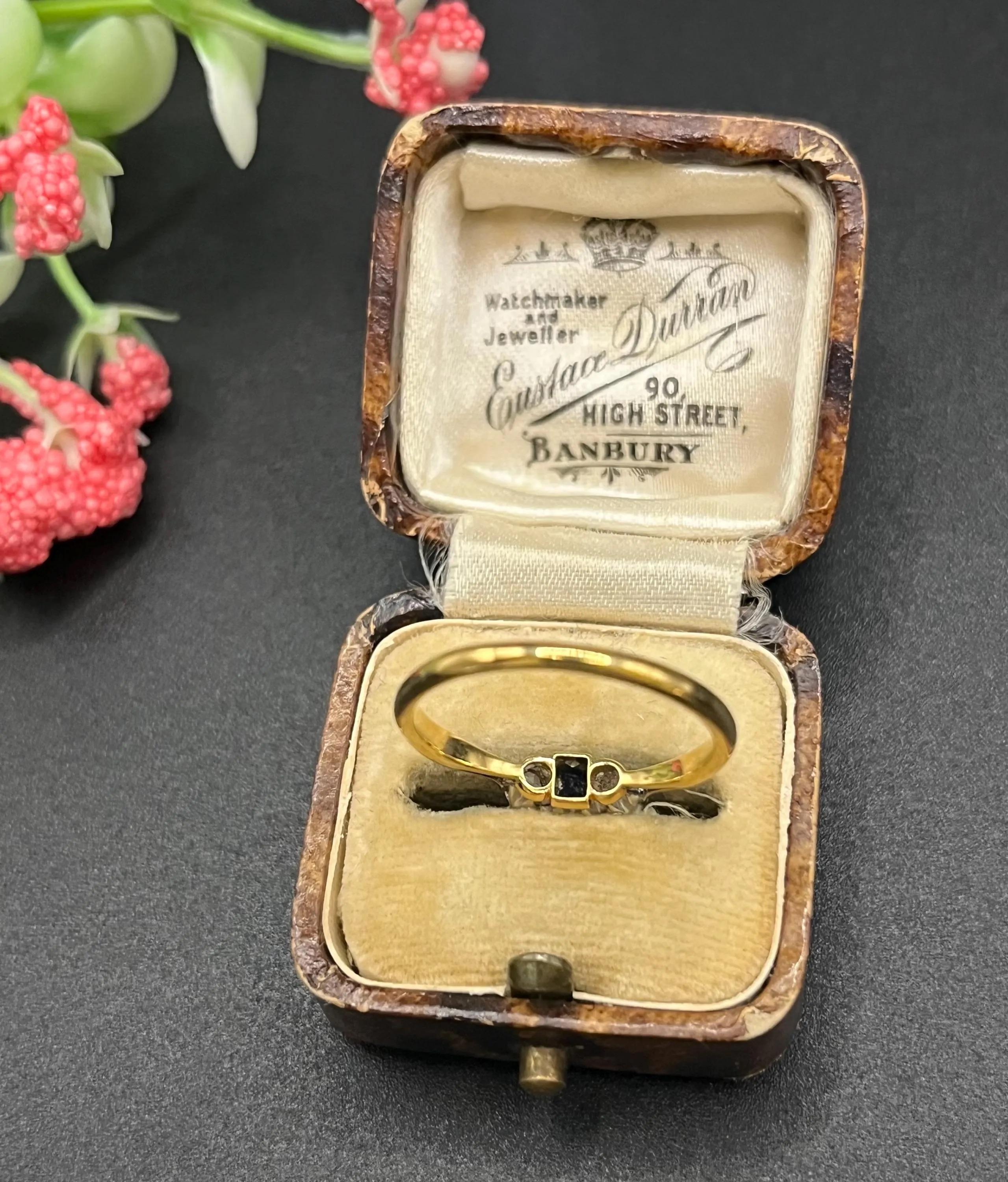Antico anello a tre pietre in oro giallo 18ct, zaffiri e diamanti, Circa 1920 in vendita 4