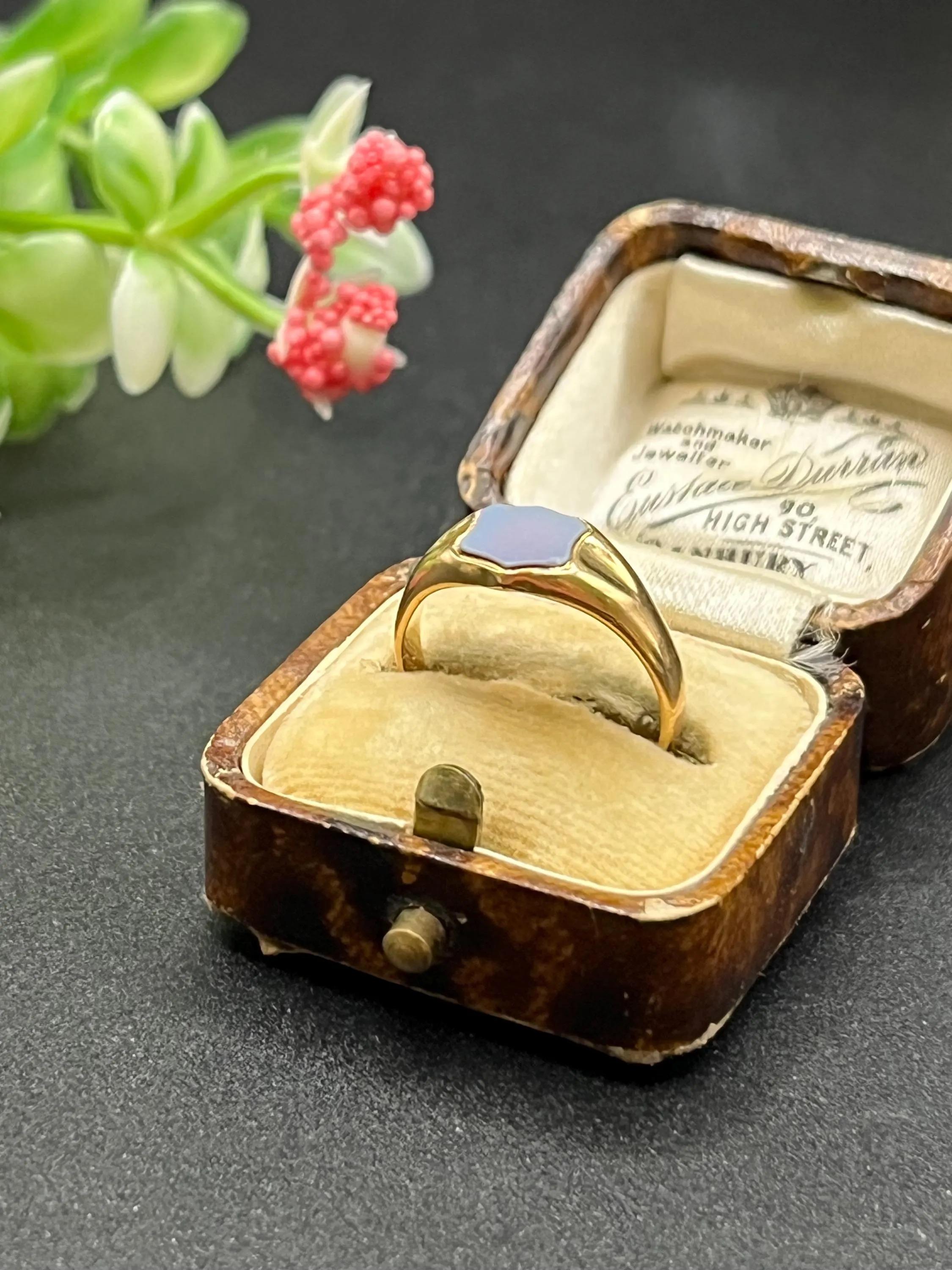 Bague chevalière ancienne en or jaune 18 ct, bouclier en sardonyx, circa 1900 en vente 5