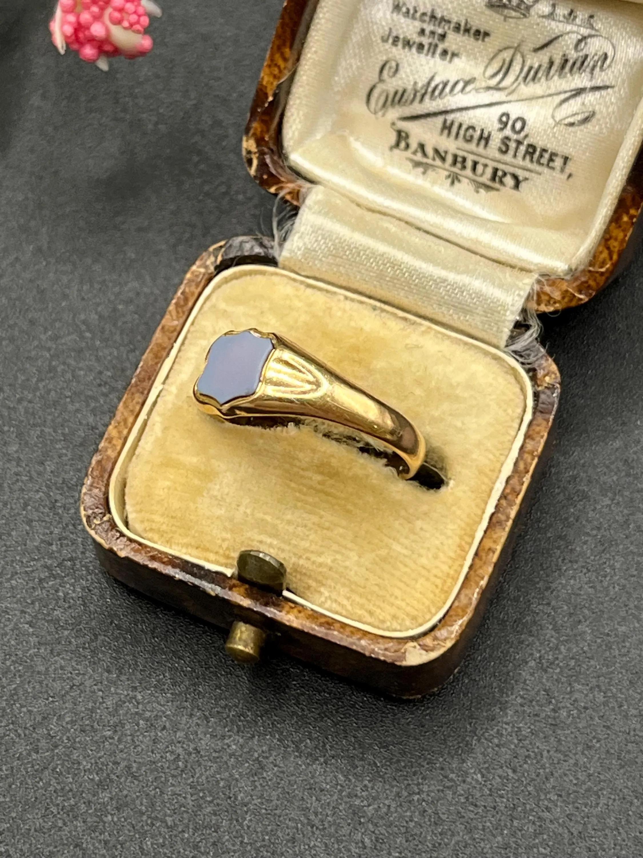 Bague chevalière ancienne en or jaune 18 ct, bouclier en sardonyx, circa 1900 en vente 6