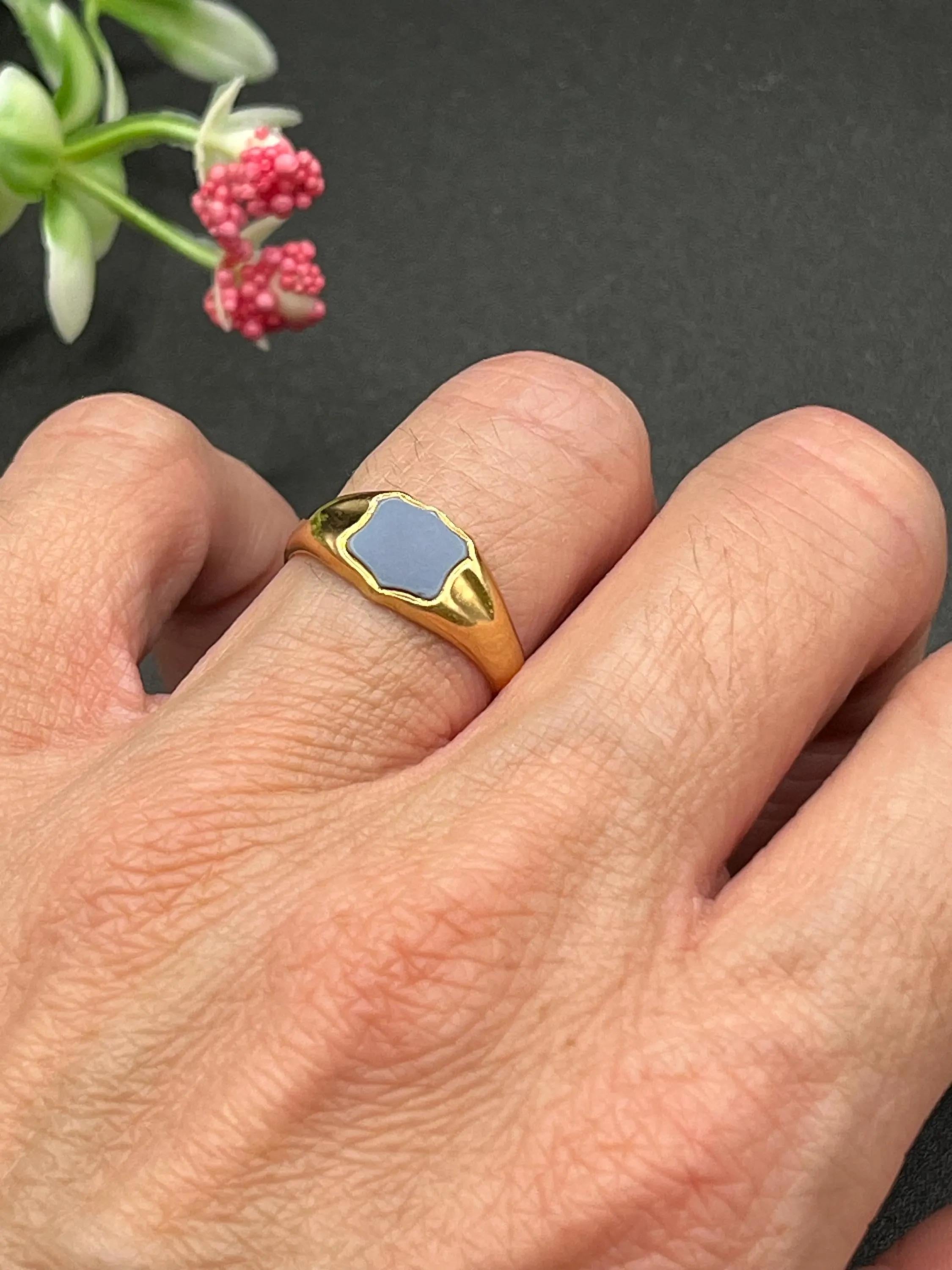 Bague chevalière en sardonyx antique

Circa 1900

Or 18 carats

Makers Mark HC

Bague chevalière classique sertie d'une pierre de sardonyx en forme de bouclier en or jaune massif 18ct. 
Une pièce intemporelle aux lignes audacieuses et aux détails