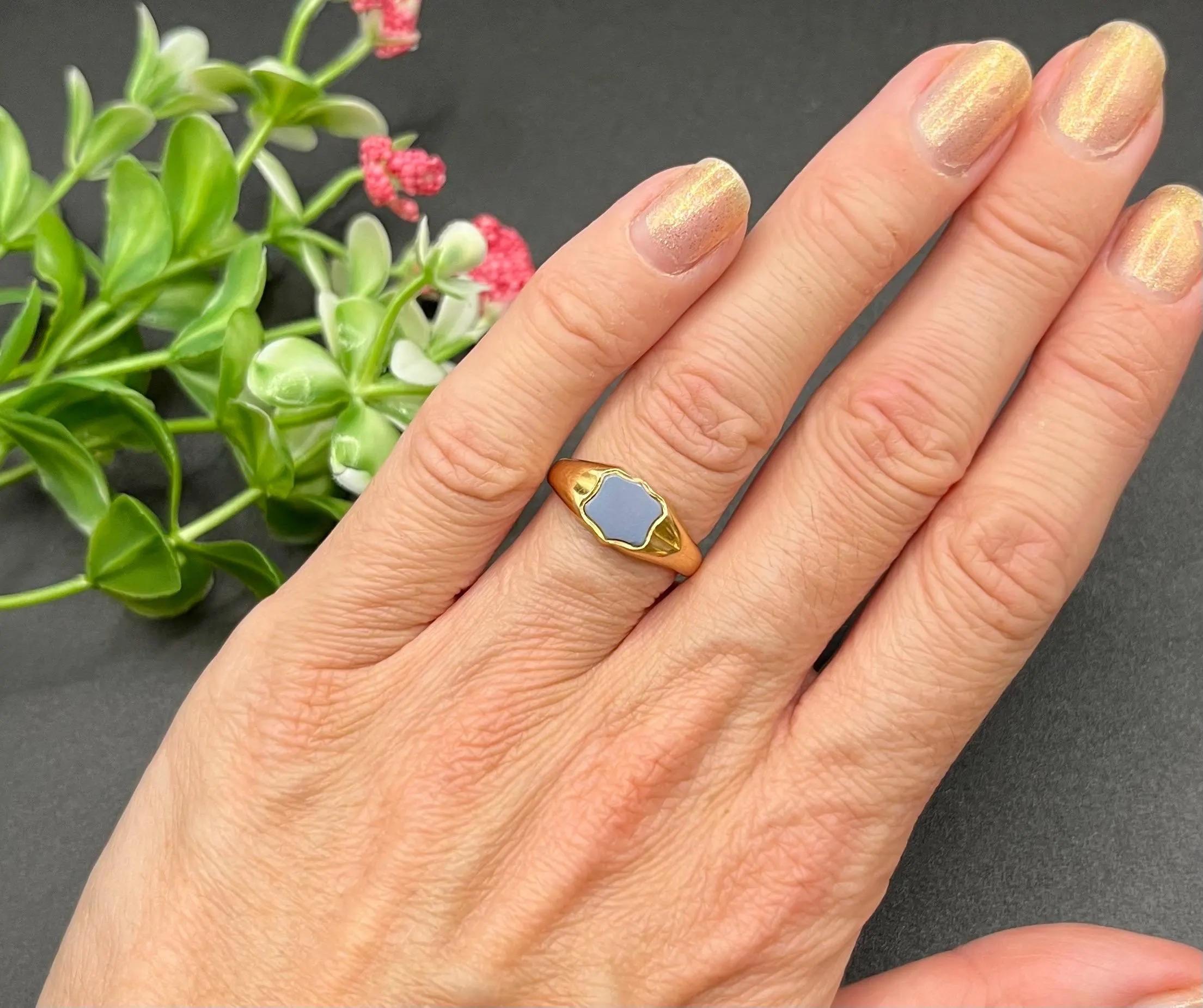 Édouardien Bague chevalière ancienne en or jaune 18 ct, bouclier en sardonyx, circa 1900 en vente