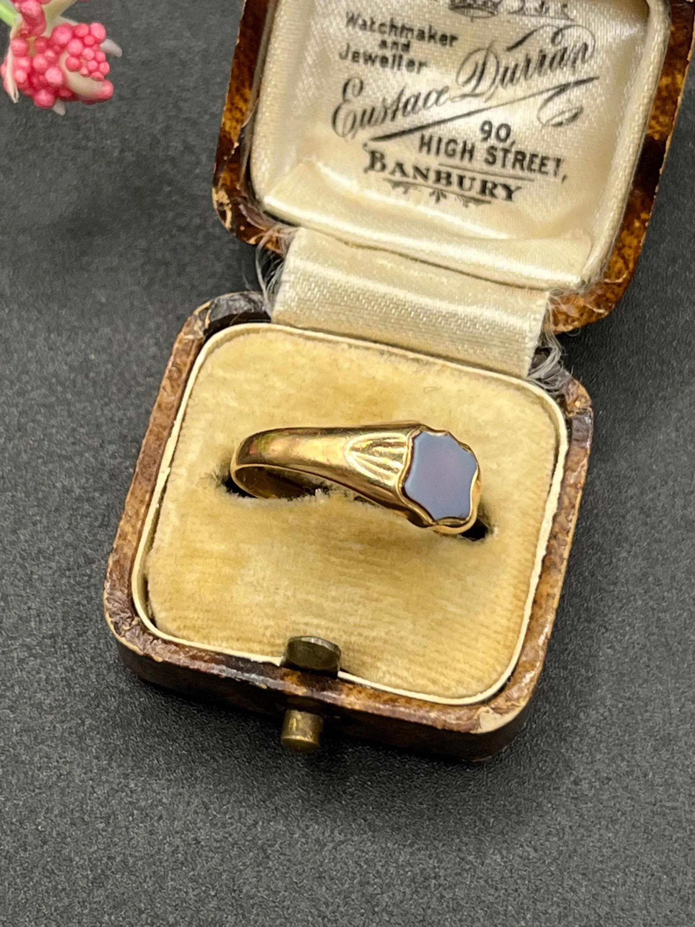 Bague chevalière ancienne en or jaune 18 ct, bouclier en sardonyx, circa 1900 Bon état - En vente à Brighton, GB