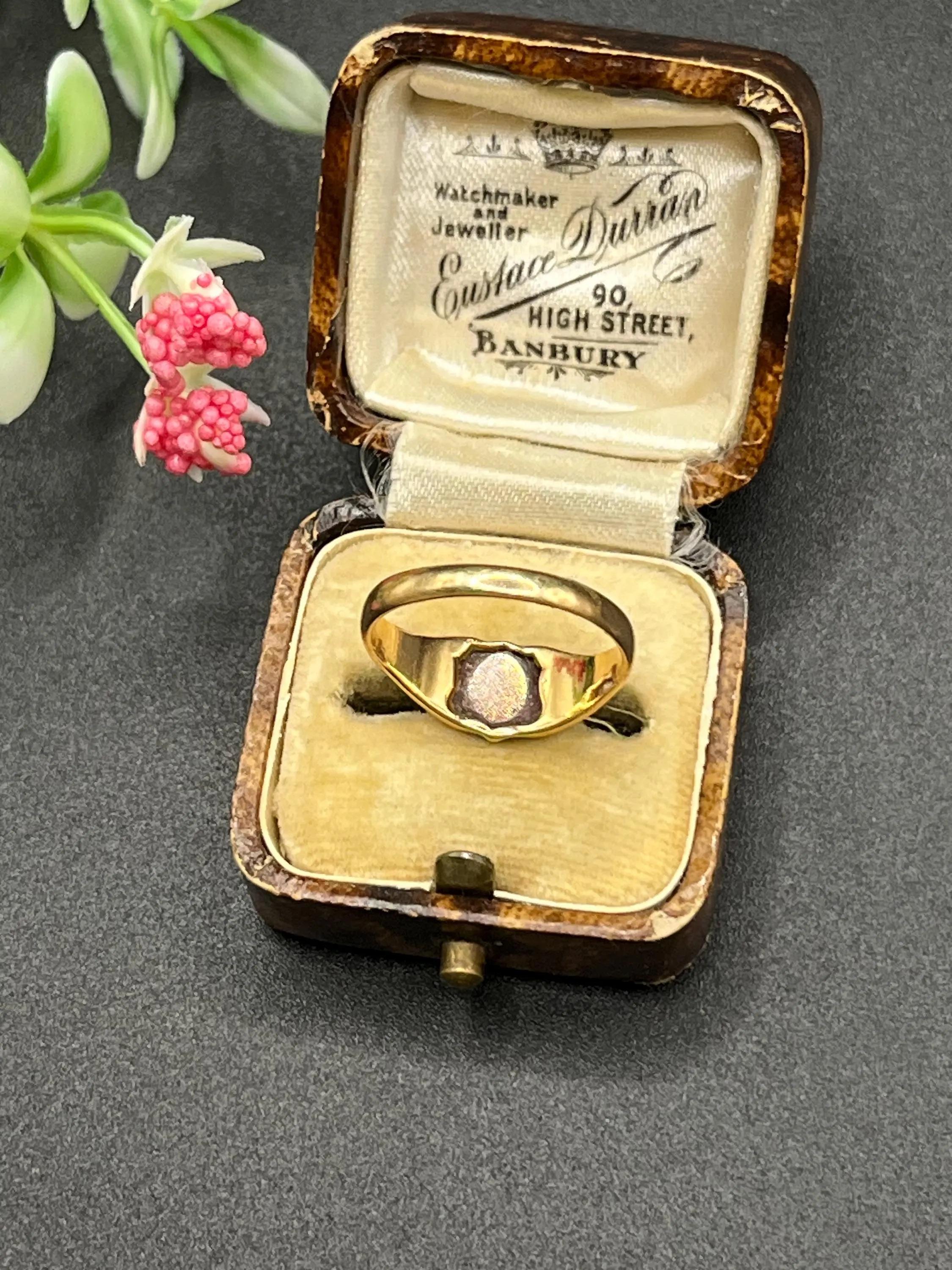 Bague chevalière ancienne en or jaune 18 ct, bouclier en sardonyx, circa 1900 Unisexe en vente