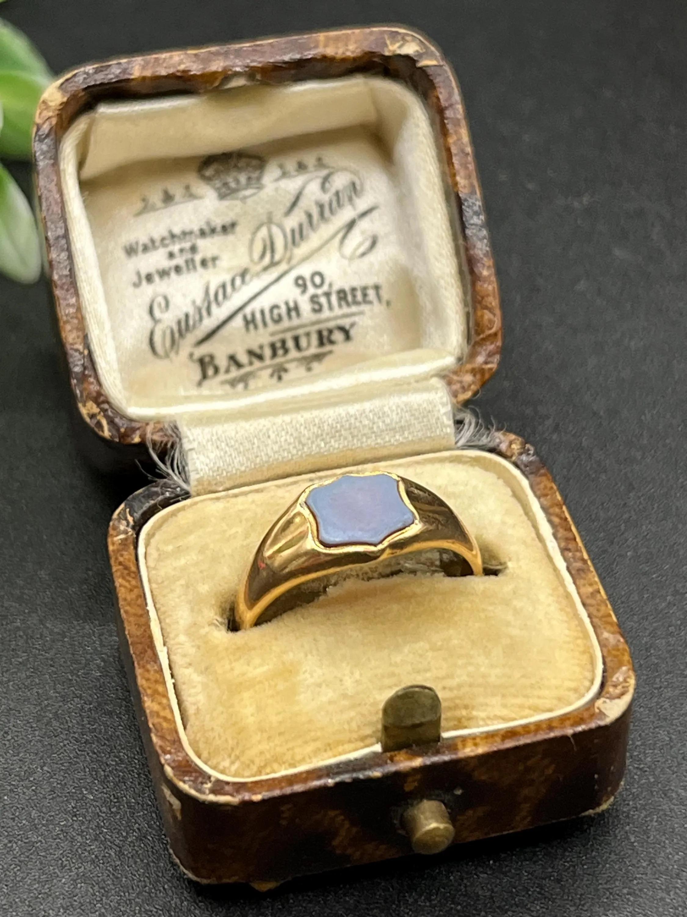 Bague chevalière ancienne en or jaune 18 ct, bouclier en sardonyx, circa 1900 en vente 1