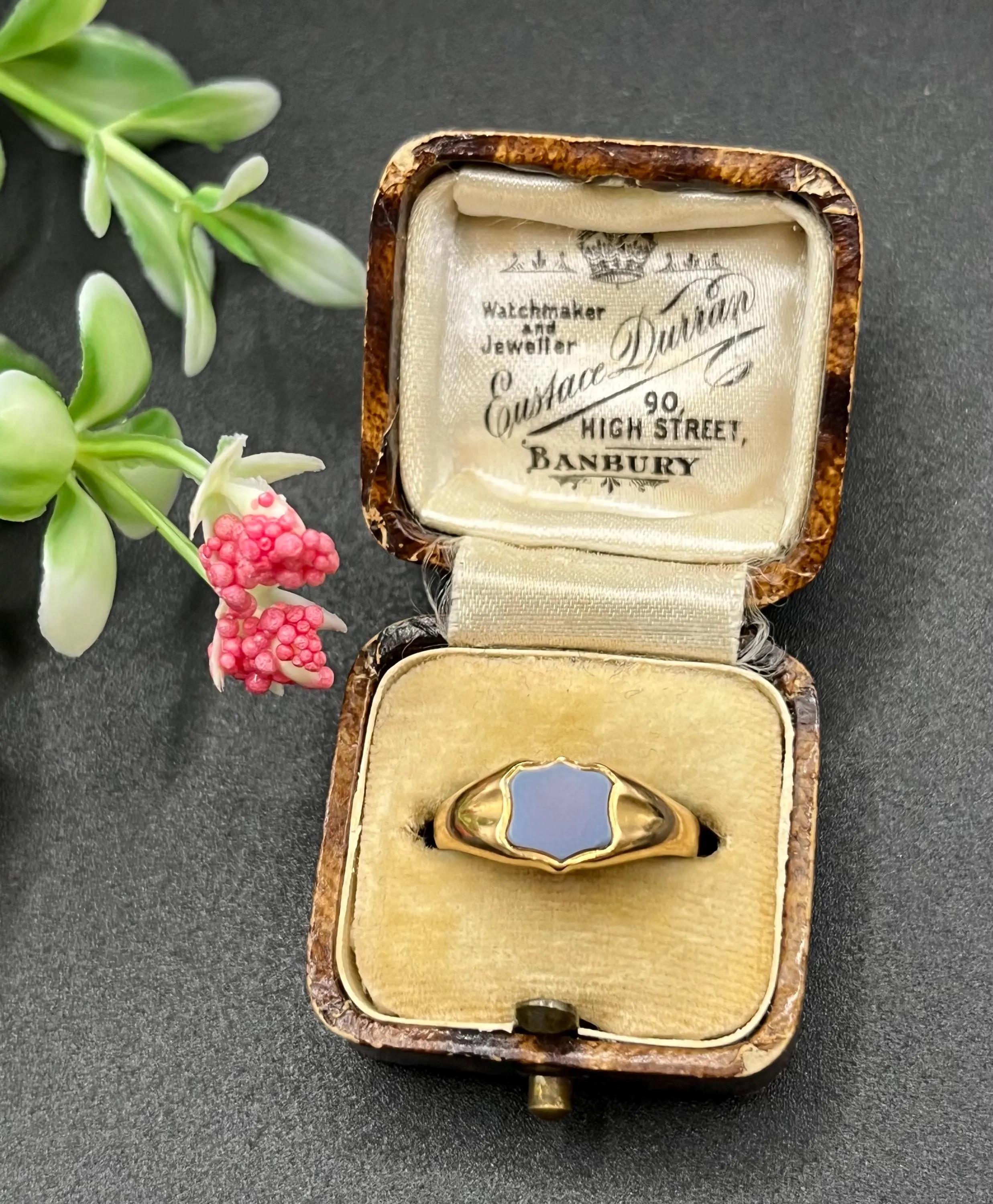 Bague chevalière ancienne en or jaune 18 ct, bouclier en sardonyx, circa 1900 en vente 2