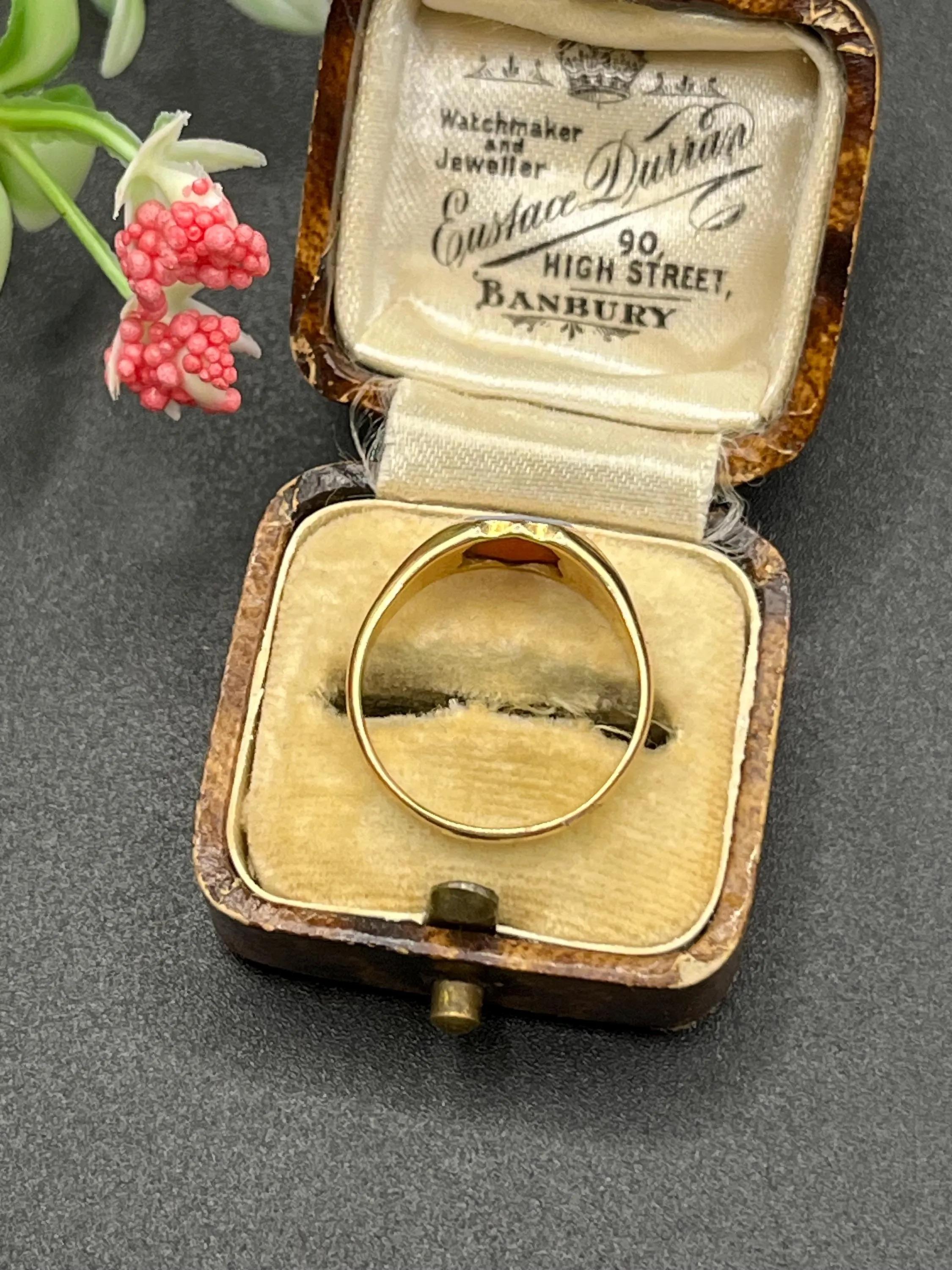 Bague chevalière ancienne en or jaune 18 ct, bouclier en sardonyx, circa 1900 en vente 3