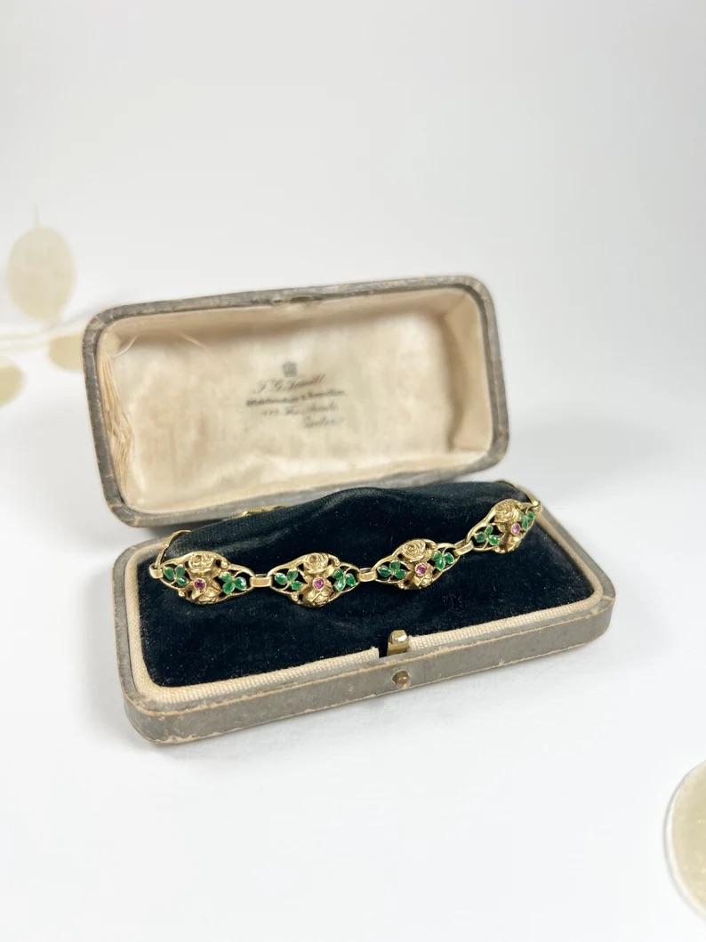 Bracelet ancien en or jaune 18 carats estampillé, maillons fantaisie en rubis et émail des années 1920 en vente 6