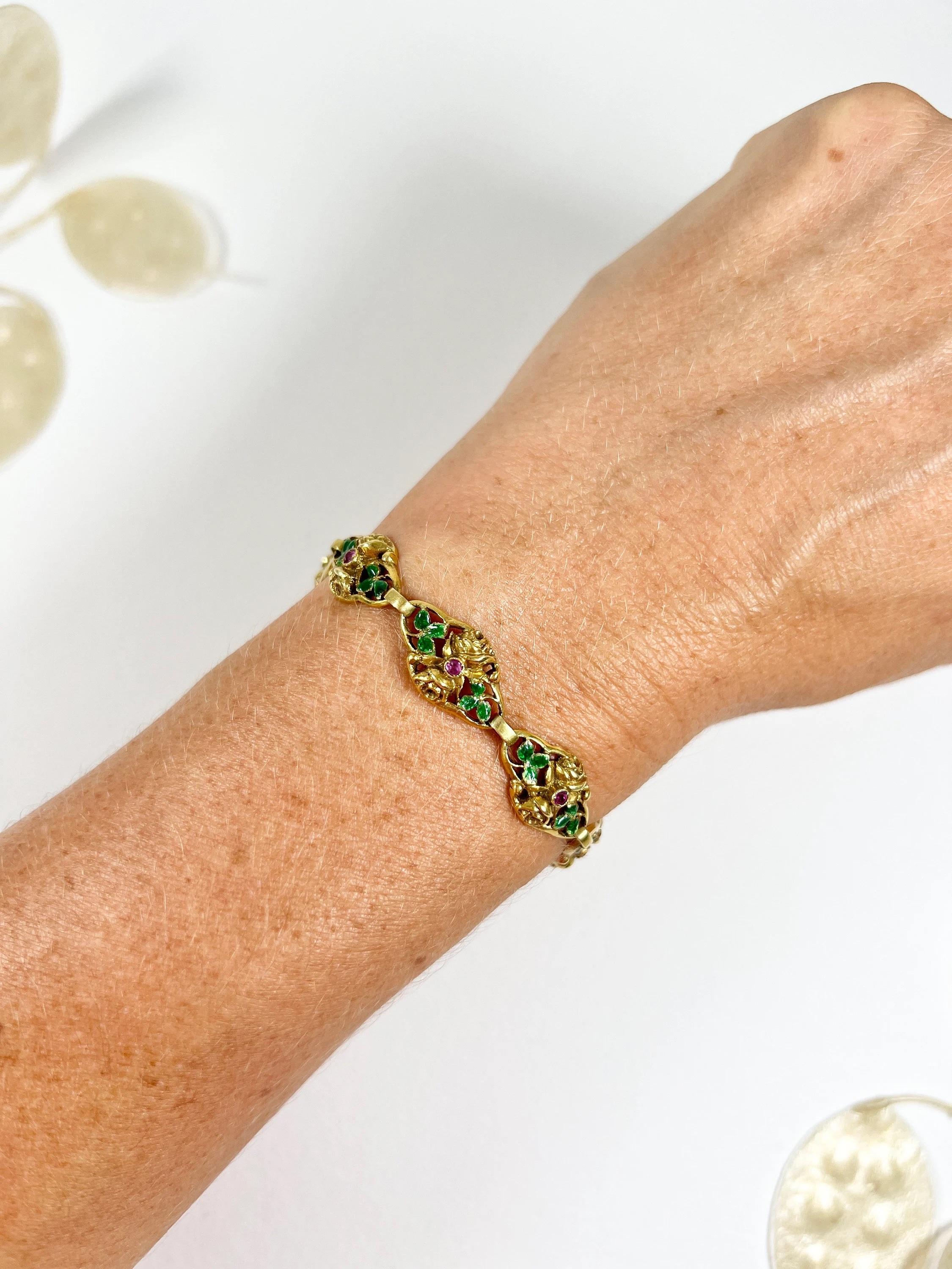 Bracelet en or antique 

Or 18ct estampillé

Circa 1920s

Cet exquis bracelet en or jaune 18ct des années 1920 est une véritable merveille. Ses maillons de forme fantaisie sont méticuleusement sculptés à la main de délicates roses et ornés de rubis