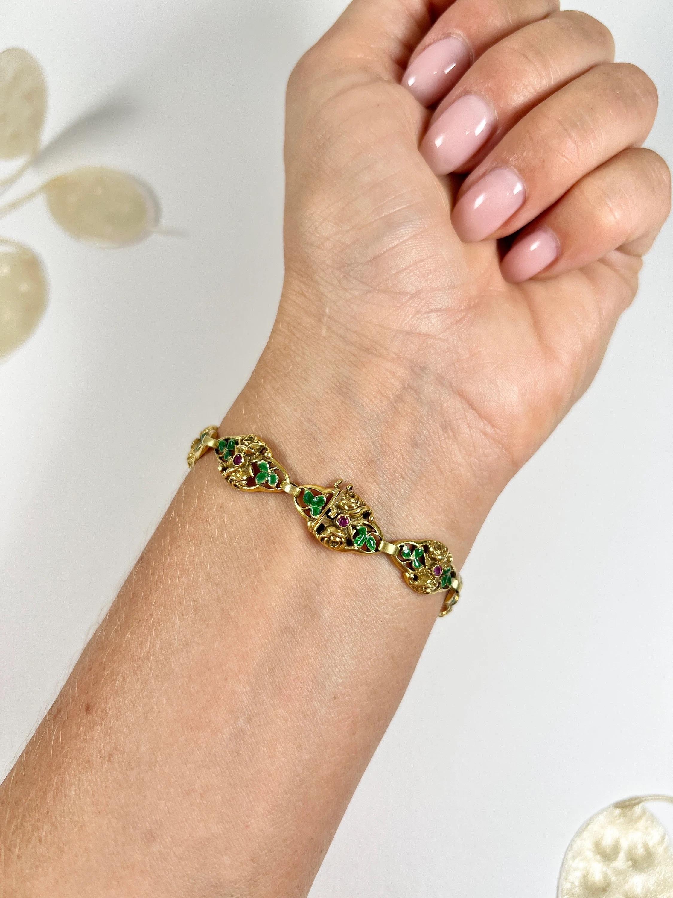 Taille ronde Bracelet ancien en or jaune 18 carats estampillé, maillons fantaisie en rubis et émail des années 1920 en vente