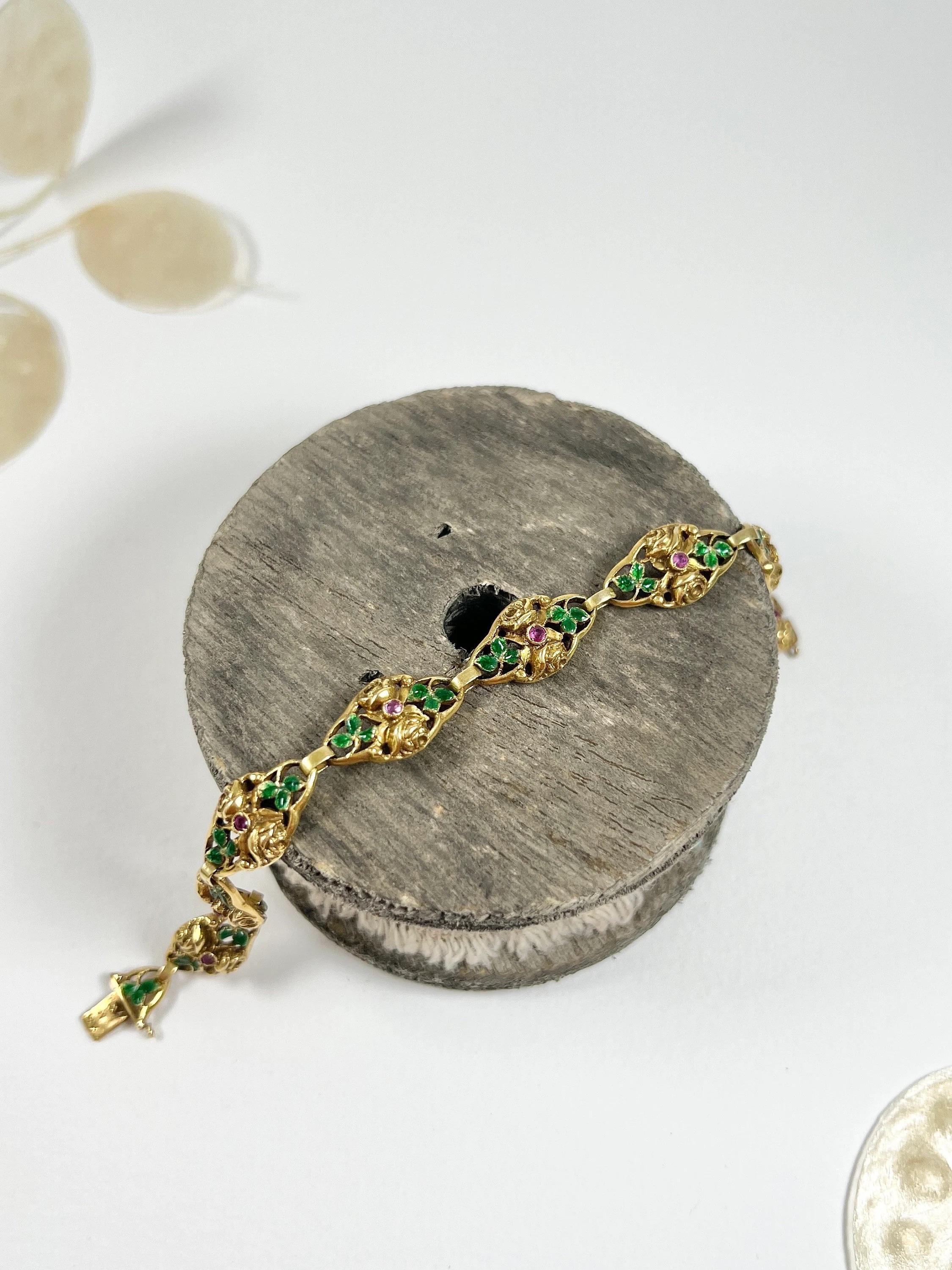 Bracelet ancien en or jaune 18 carats estampillé, maillons fantaisie en rubis et émail des années 1920 Bon état - En vente à Brighton, GB