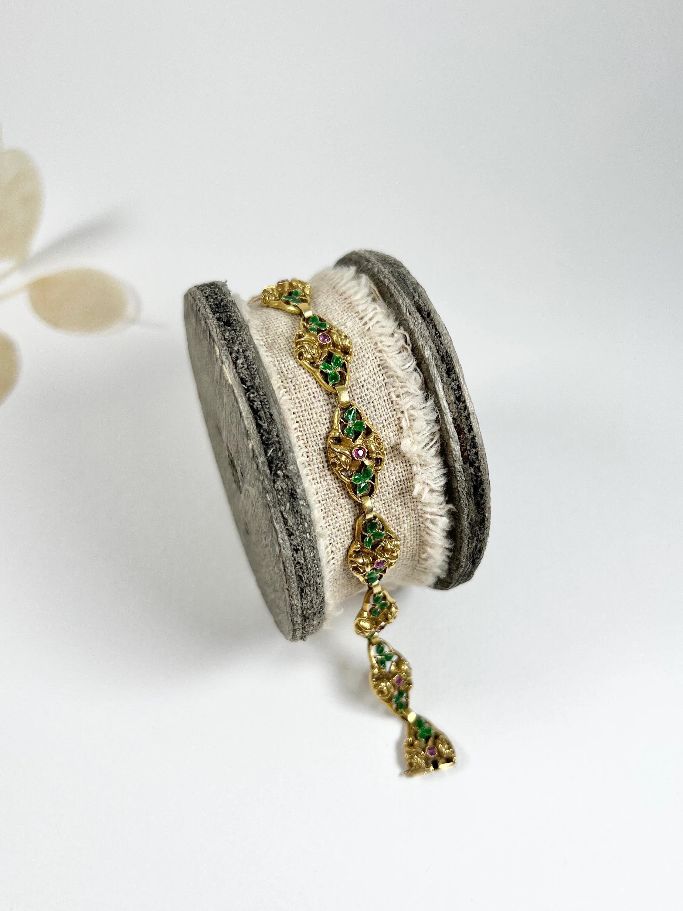 Bracelet ancien en or jaune 18 carats estampillé, maillons fantaisie en rubis et émail des années 1920 Unisexe en vente