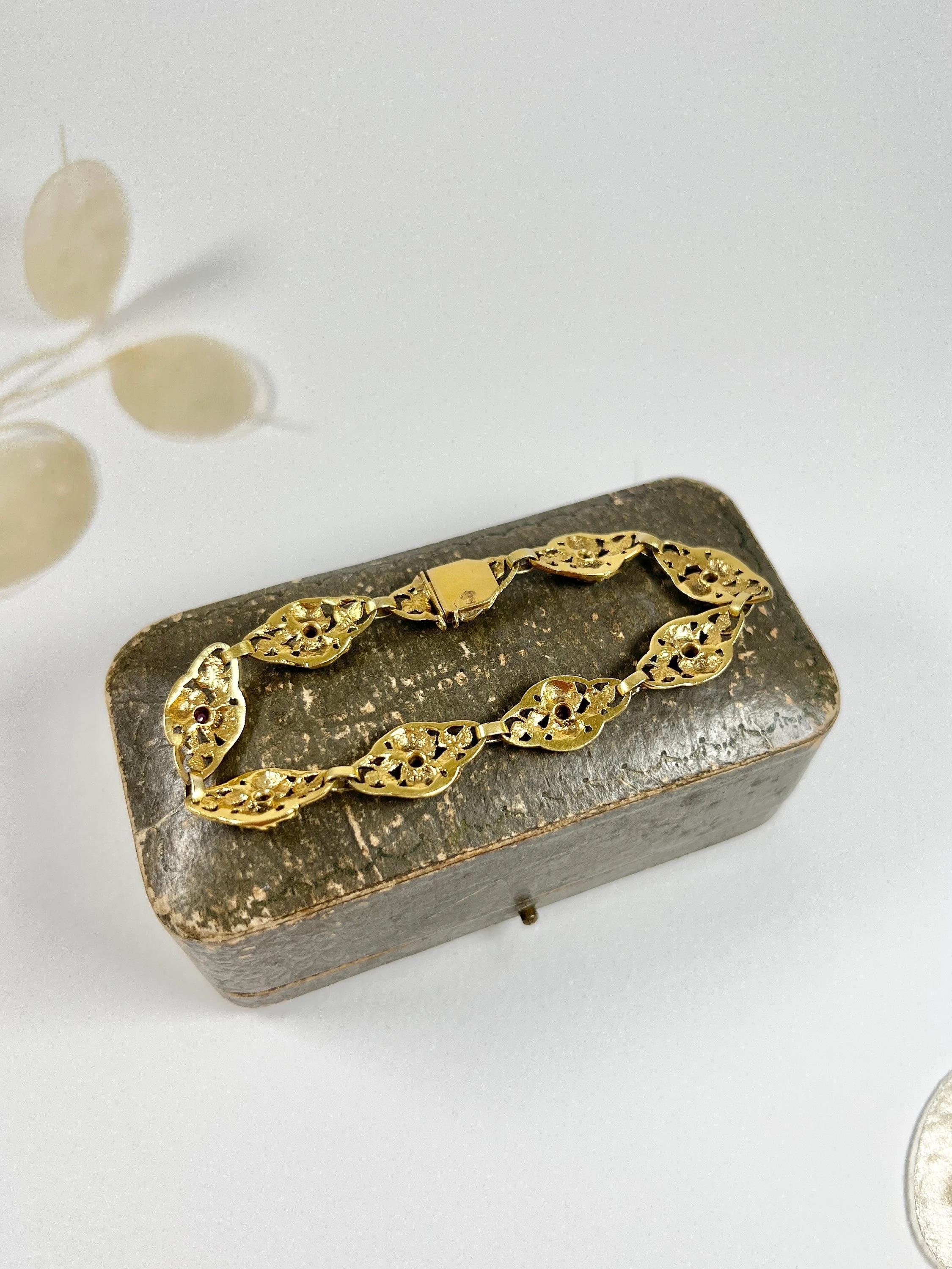 Bracelet ancien en or jaune 18 carats estampillé, maillons fantaisie en rubis et émail des années 1920 en vente 1