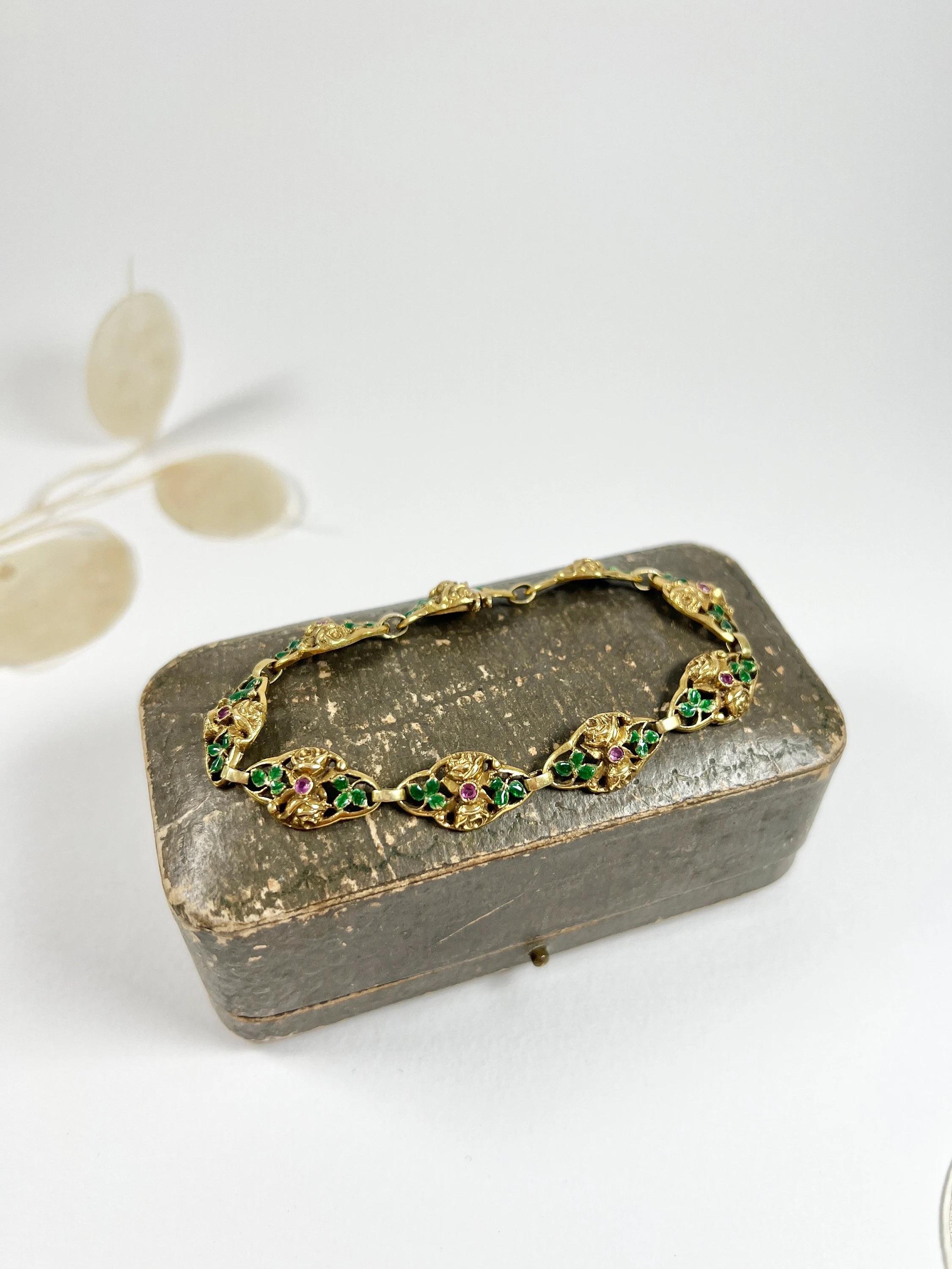 Bracelet ancien en or jaune 18 carats estampillé, maillons fantaisie en rubis et émail des années 1920 en vente 2