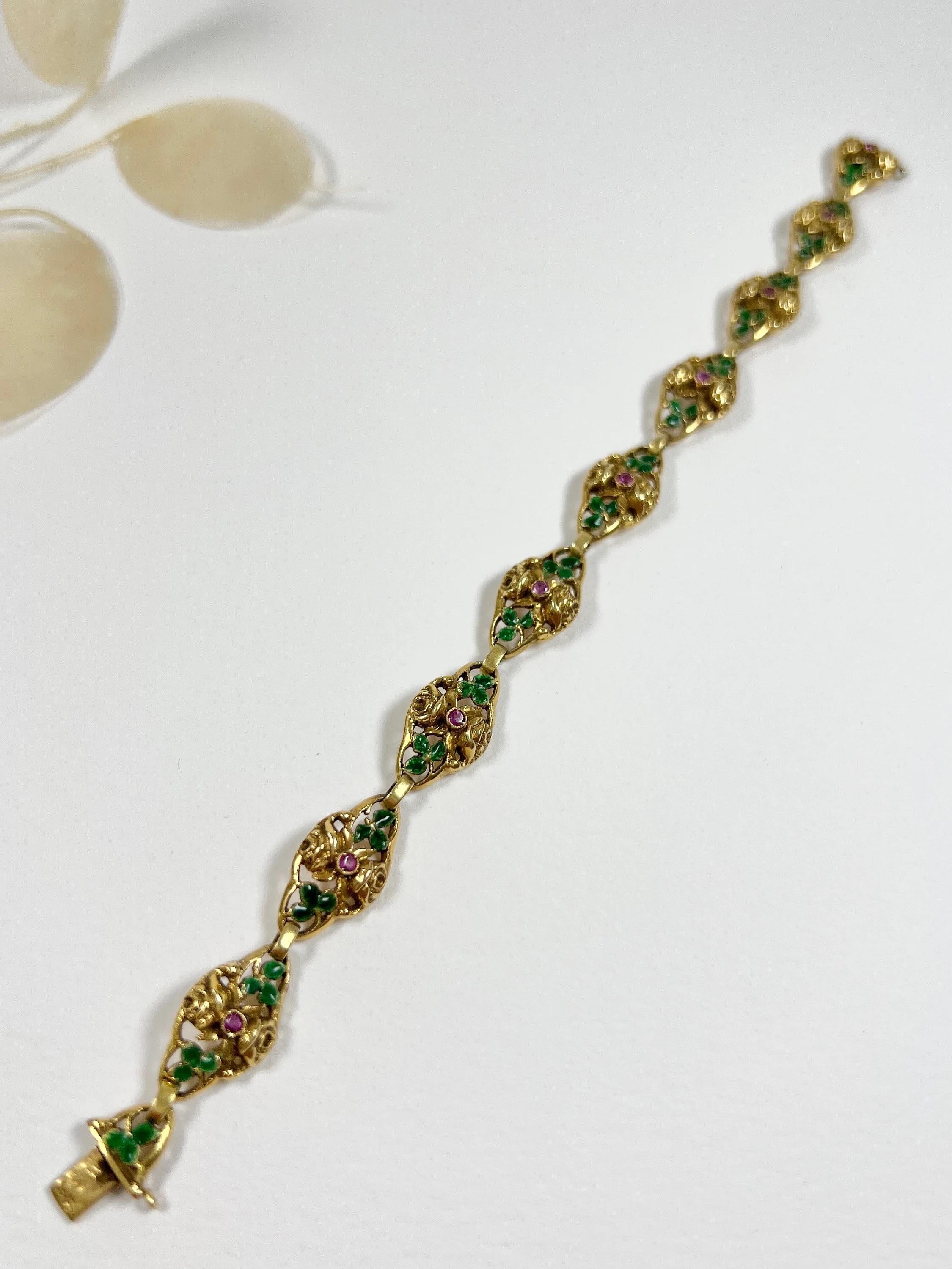 Bracelet ancien en or jaune 18 carats estampillé, maillons fantaisie en rubis et émail des années 1920 en vente 4