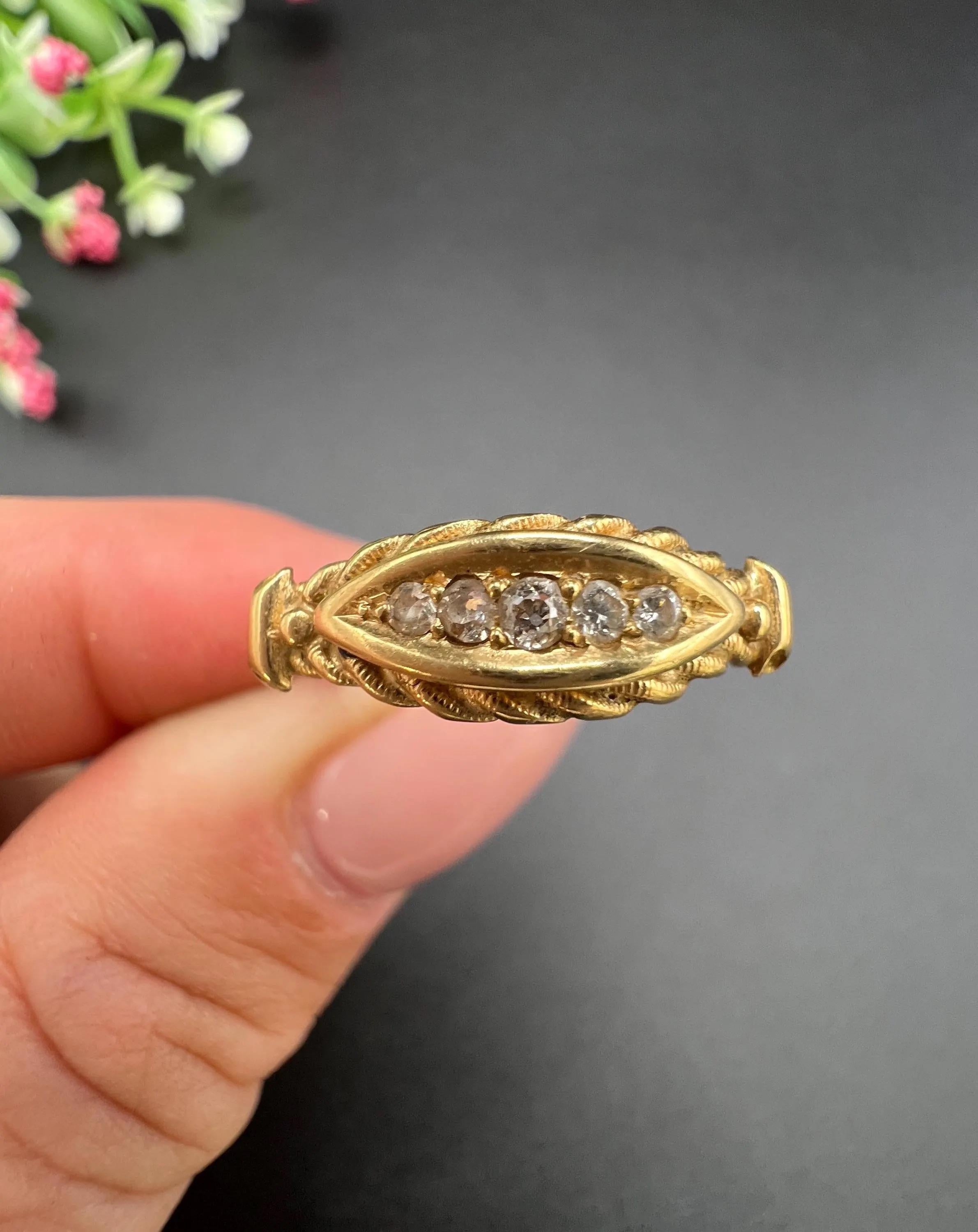 Antiguo anillo eduardiano de oro amarillo de 18 ct con 5 diamantes y borde de cuerda en venta 4