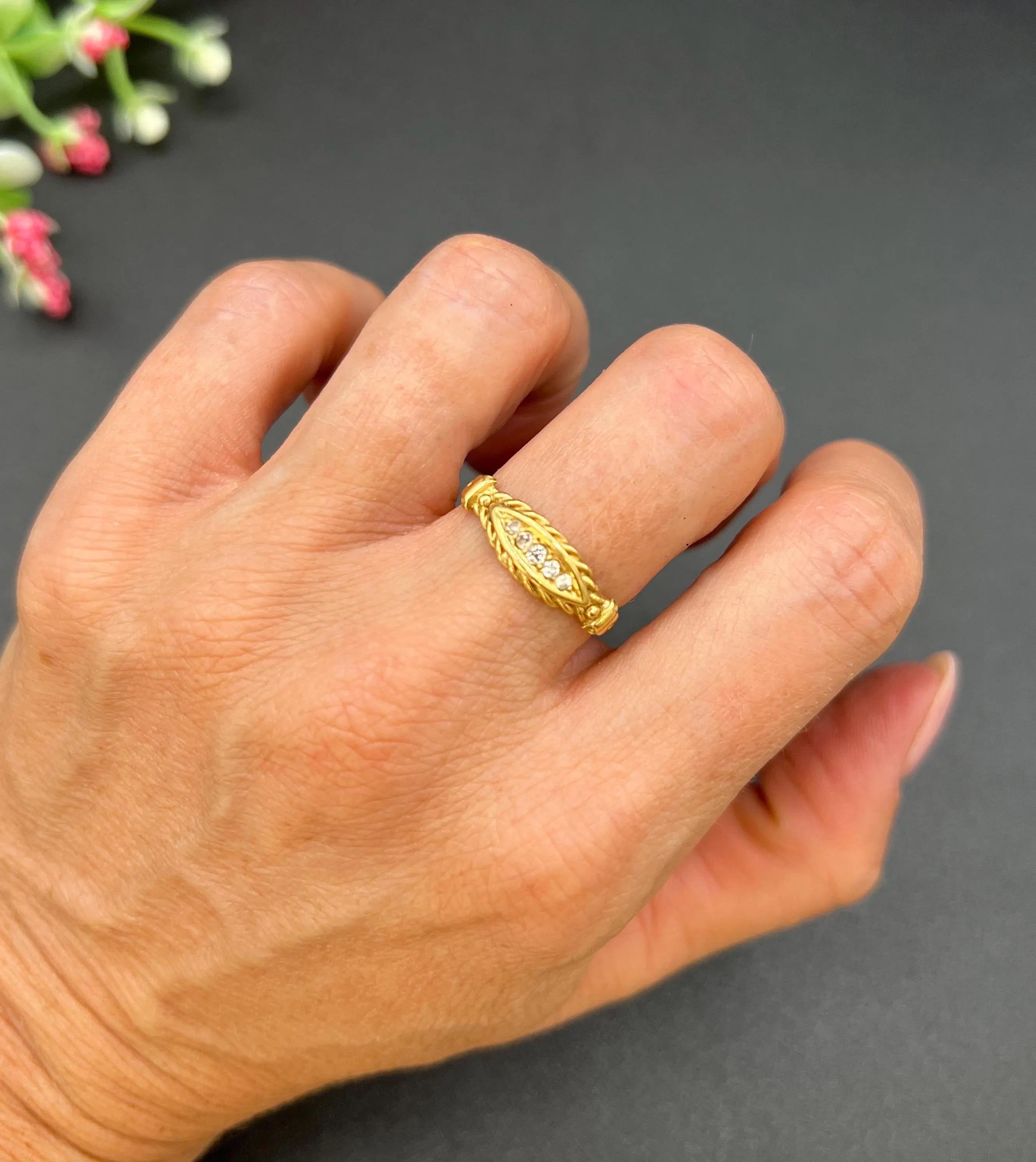Anillo de barco antiguo

Oro amarillo 18 ct 

Alrededor de 1900

Retrocede en el tiempo con este exquisito anillo eduardiano, elaborado en oro amarillo de 18 ct. Su elegante diseño en forma de barco está adornado con cinco brillantes diamantes