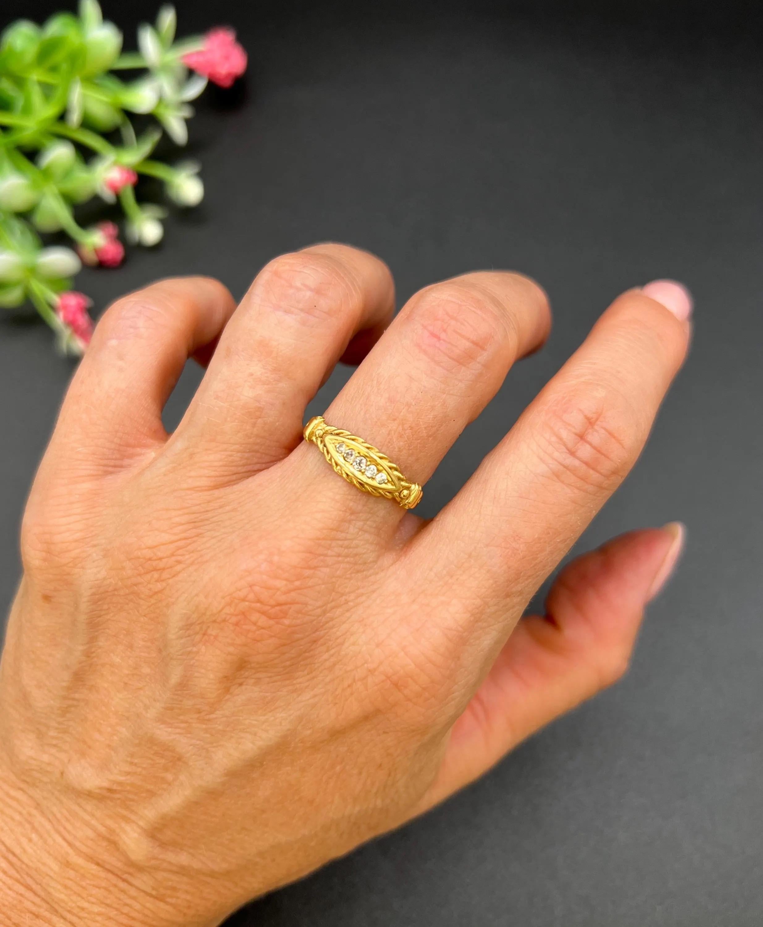Antiguo anillo eduardiano de oro amarillo de 18 ct con 5 diamantes y borde de cuerda Eduardiano en venta