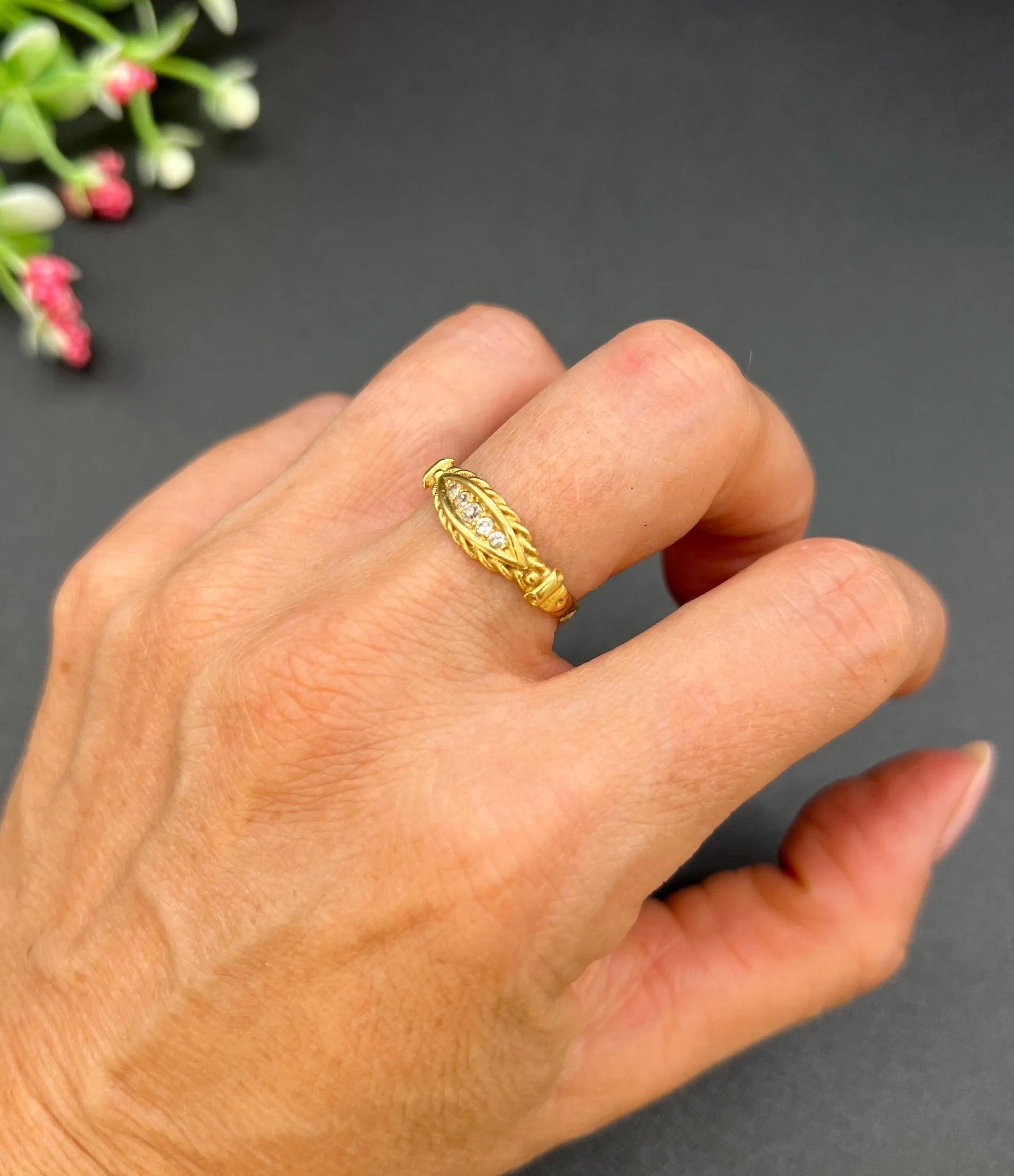 Antiguo anillo eduardiano de oro amarillo de 18 ct con 5 diamantes y borde de cuerda Corte brillante en venta