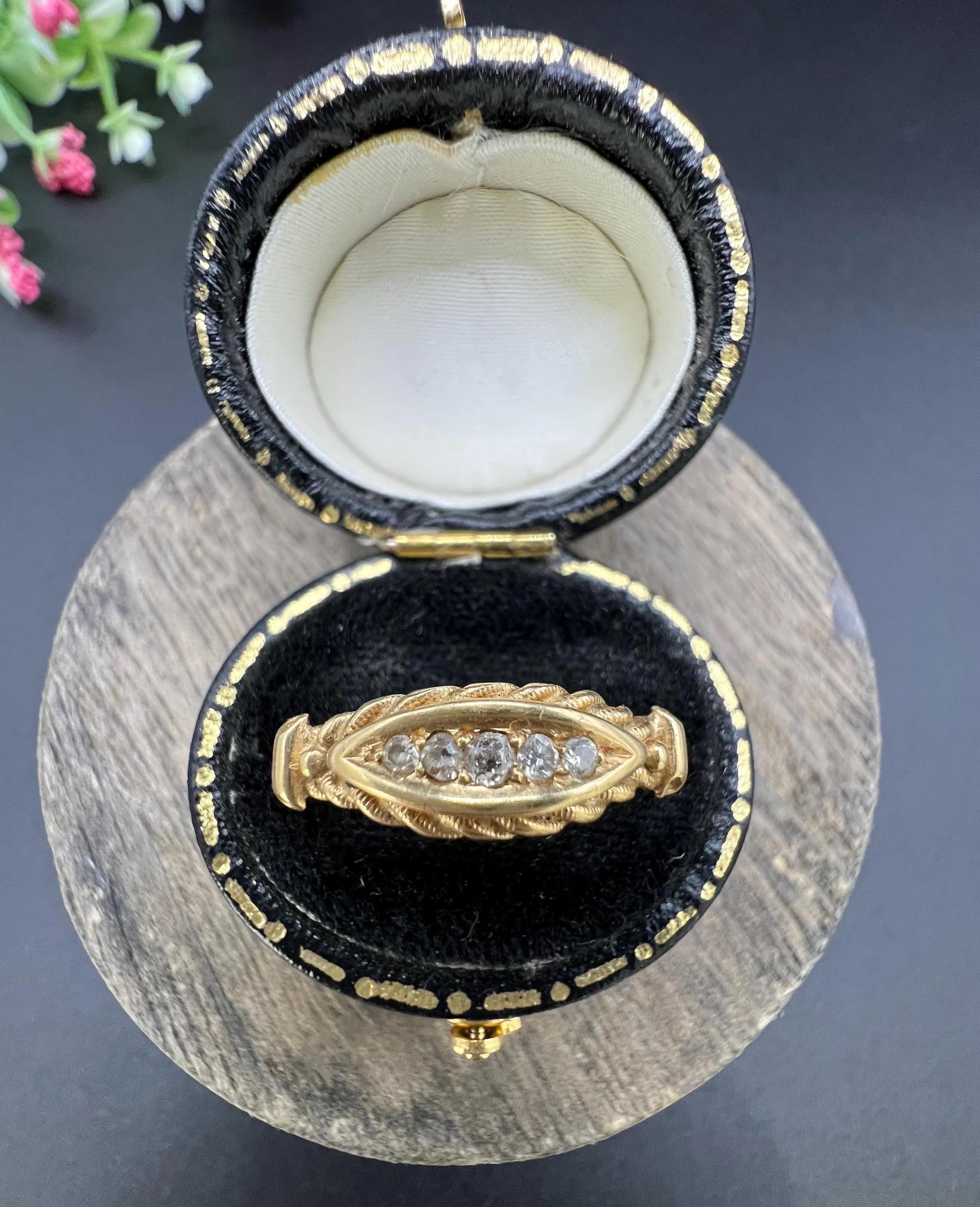 Antiguo anillo eduardiano de oro amarillo de 18 ct con 5 diamantes y borde de cuerda en Bueno estado para la venta en Brighton, GB