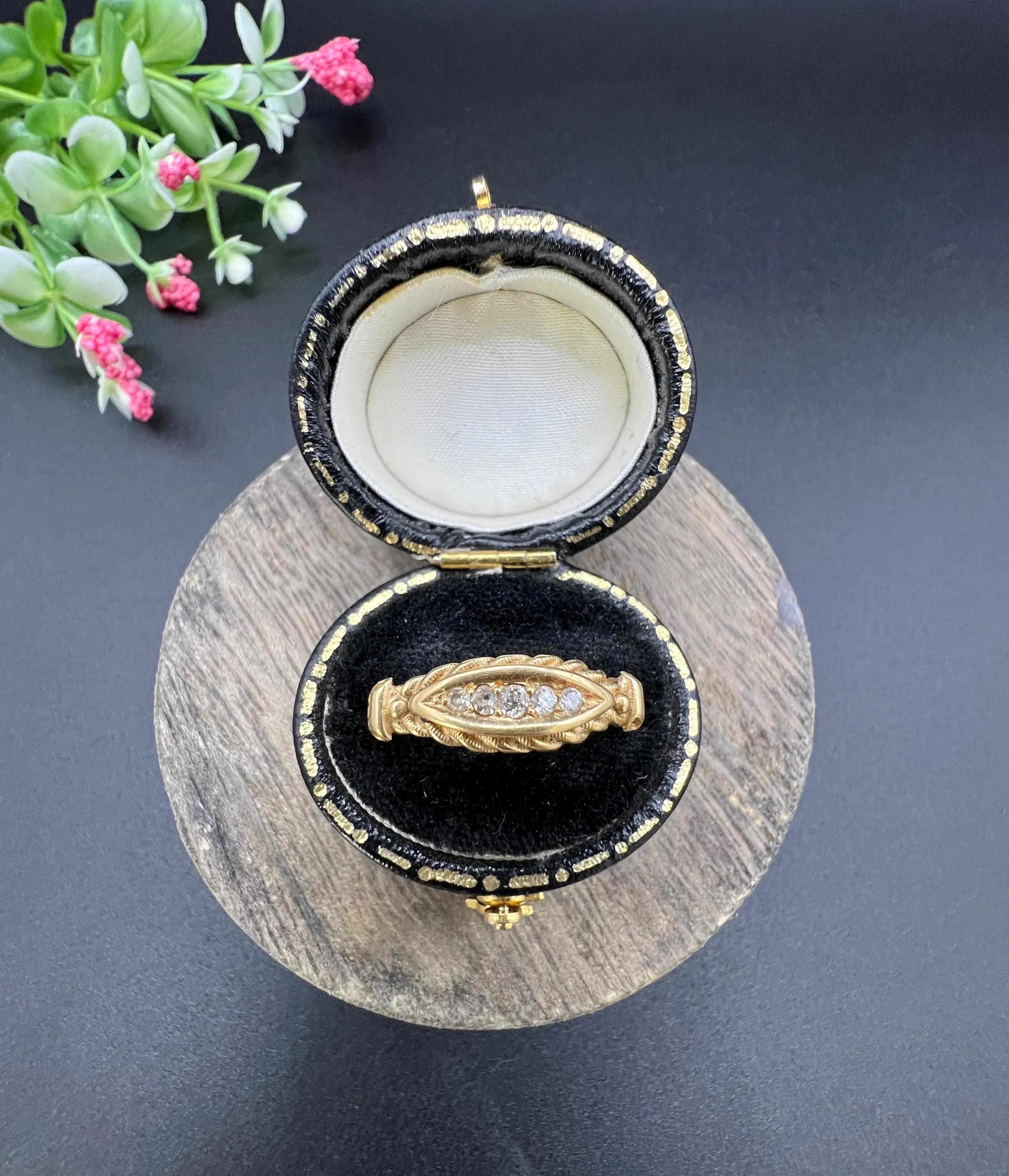 Femenino o masculino Antiguo anillo eduardiano de oro amarillo de 18 ct con 5 diamantes y borde de cuerda en venta