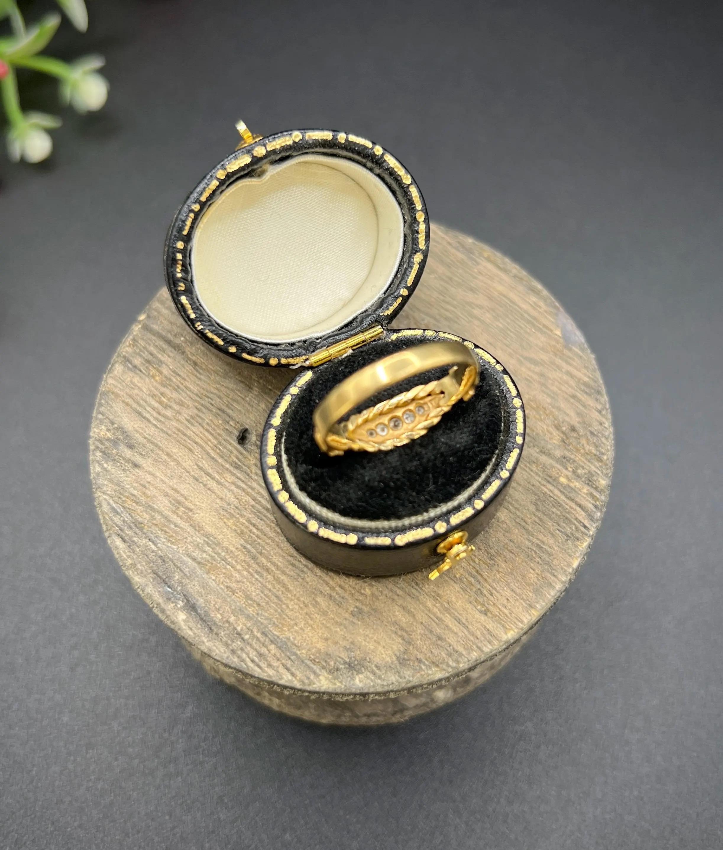 Antiguo anillo eduardiano de oro amarillo de 18 ct con 5 diamantes y borde de cuerda en venta 1