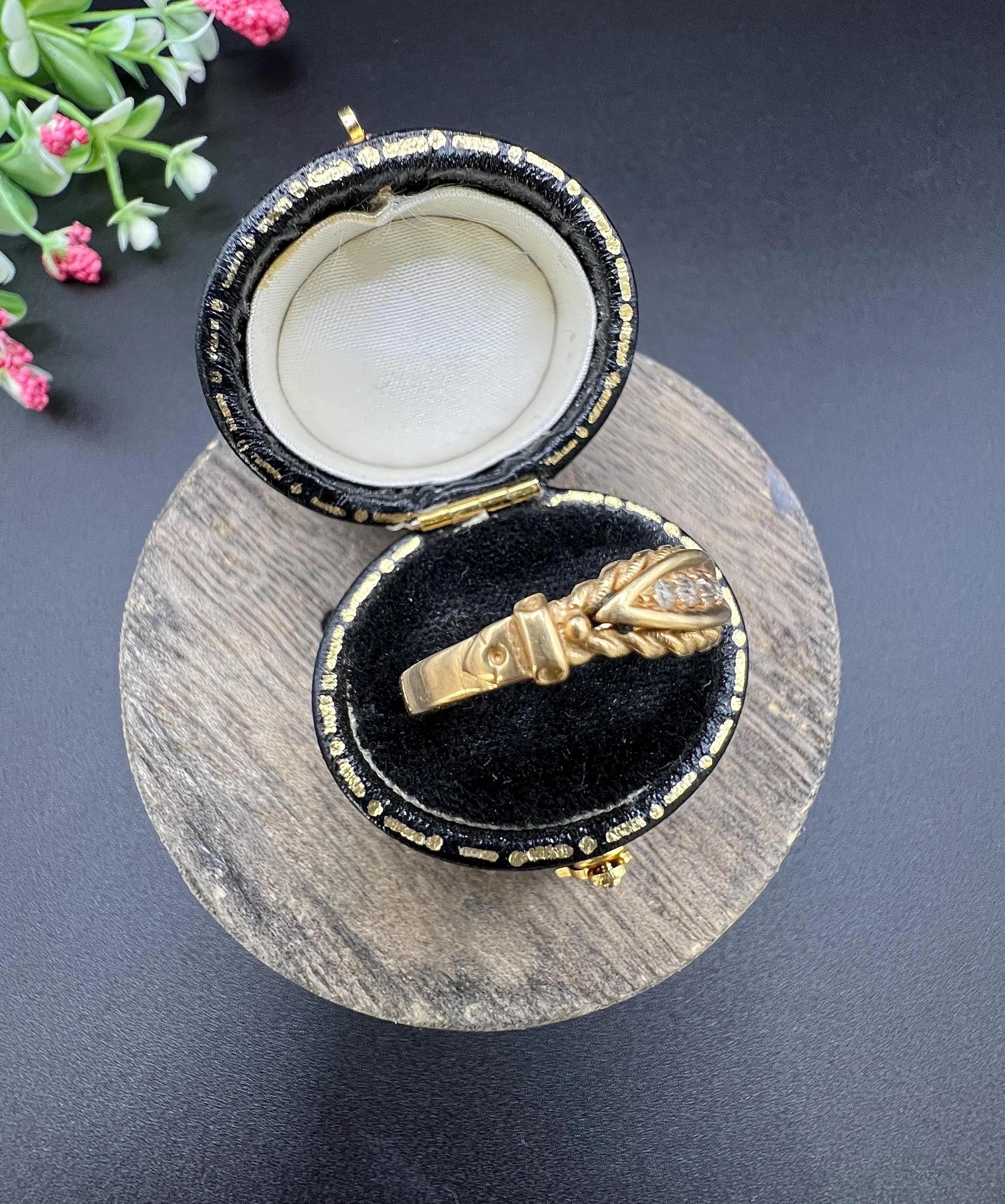 Antiguo anillo eduardiano de oro amarillo de 18 ct con 5 diamantes y borde de cuerda en venta 2