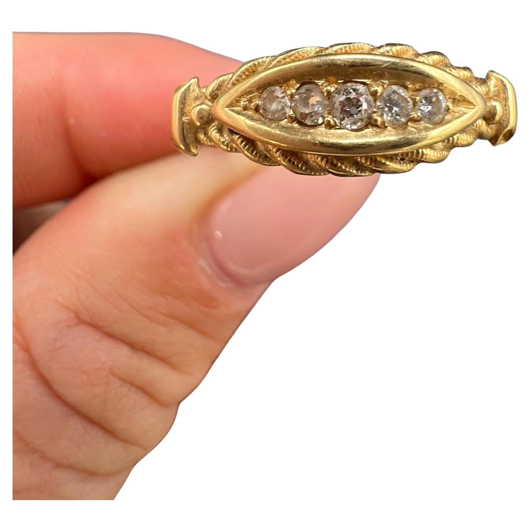 Antiguo anillo eduardiano de oro amarillo de 18 ct con 5 diamantes y borde de cuerda en venta