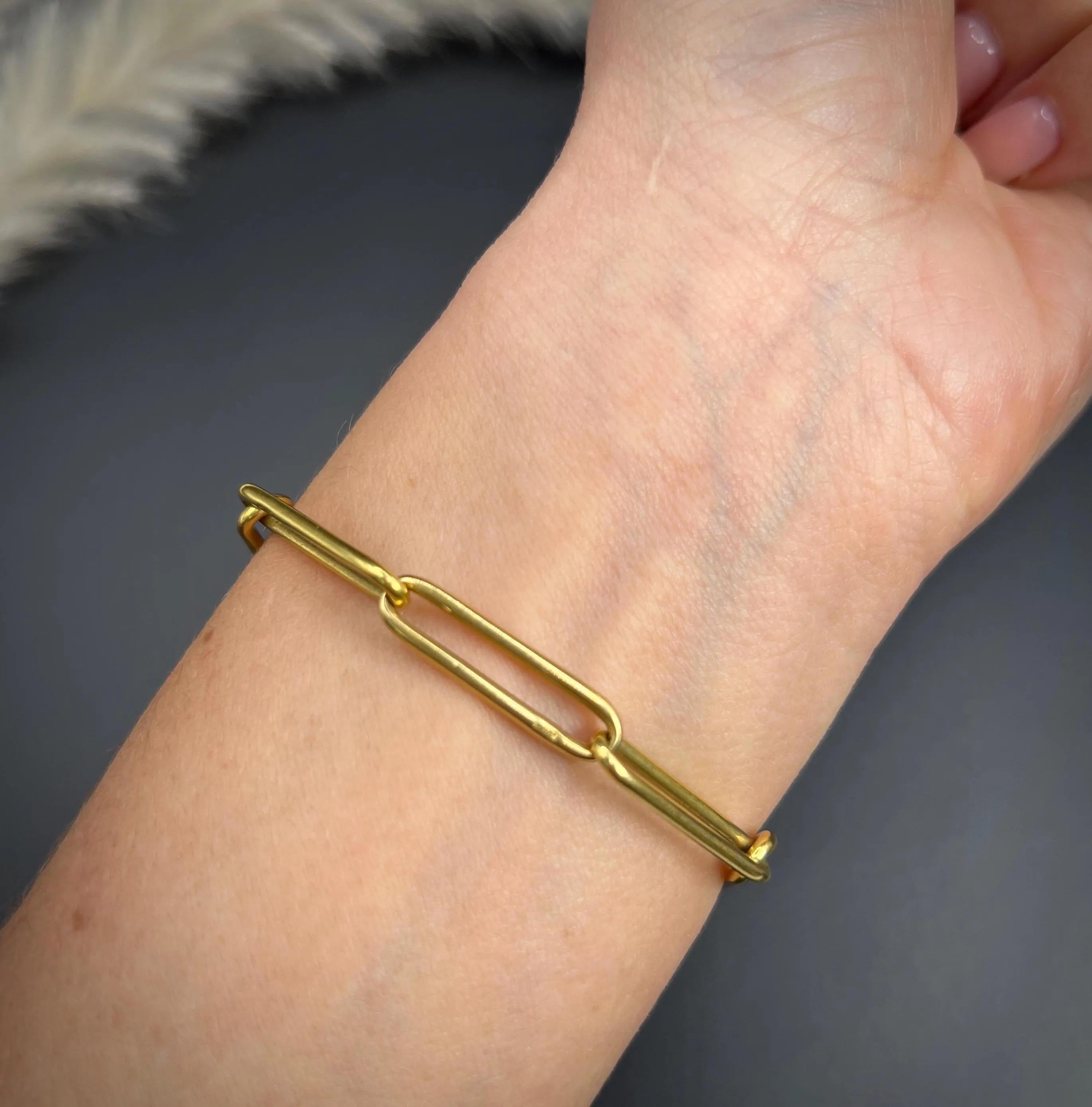 Antique Trombone Bracelet 

18ct Yellow Gold Hallmarked

Makers Mark JM

Circa 1900

This 18ct yellow gold Edwardian trombone link bracelet is an exquisite piece of jewellery that is sure to capture your attention. This bracelet is crafted with the