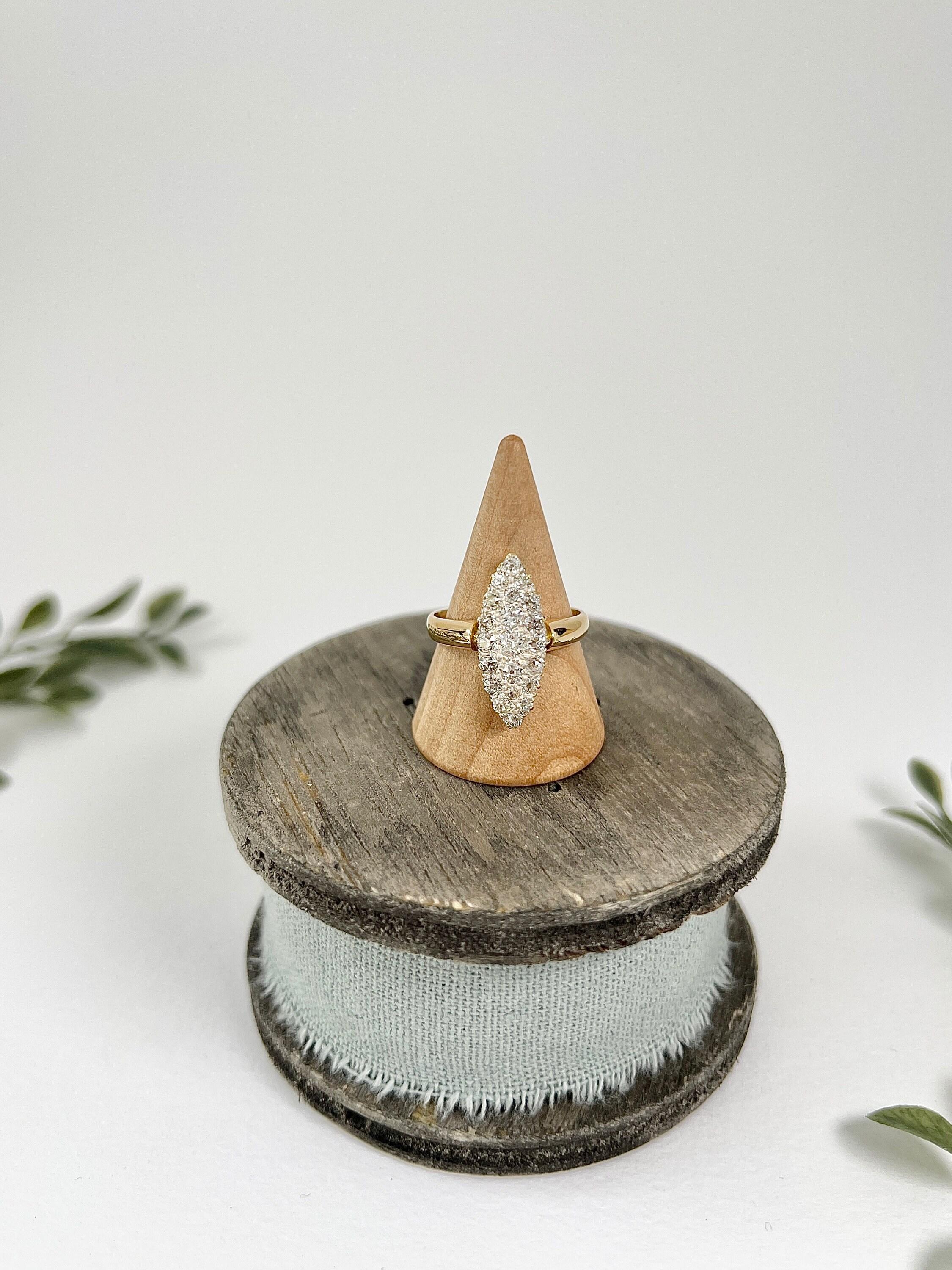 Antique 18ct Yellow Gold Stamped, Victorian Diamond Marquise/Navette Ring In Good Condition For Sale In Brighton, GB