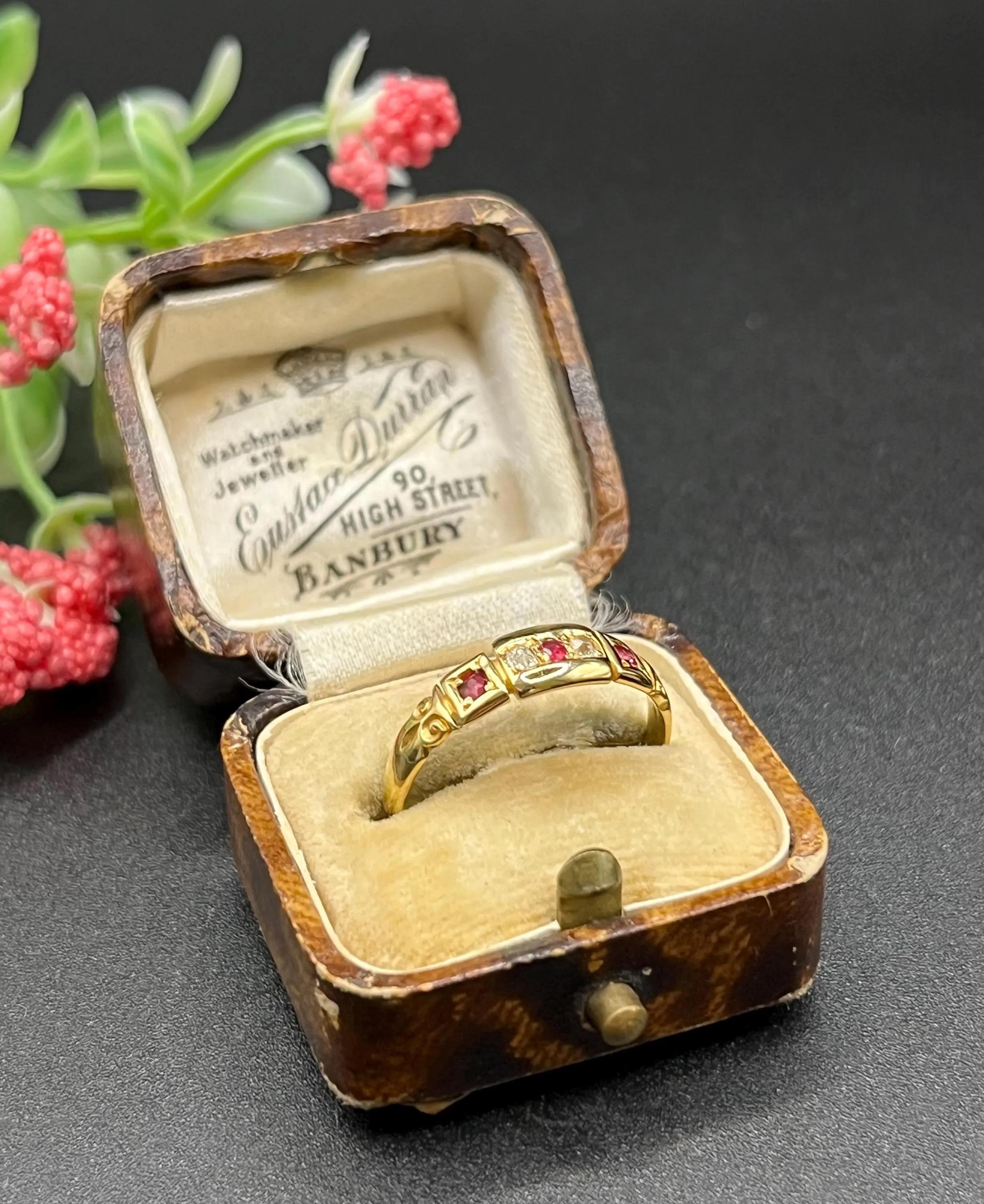 Antico anello vittoriano con cinque pietre, rubino e diamante, in oro giallo 18ct con timbro in vendita 4