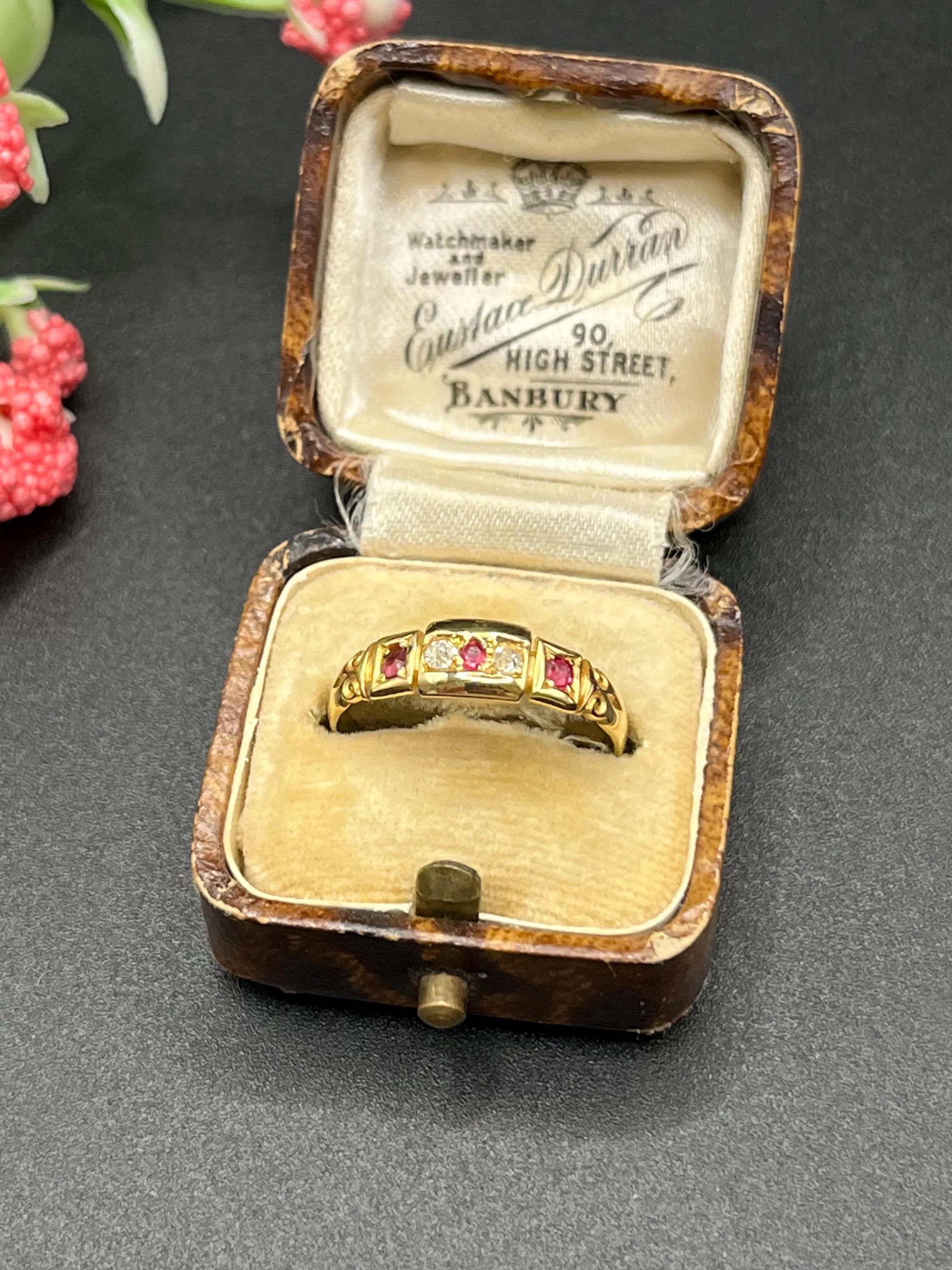 Antico anello vittoriano con cinque pietre, rubino e diamante, in oro giallo 18ct con timbro in vendita 5