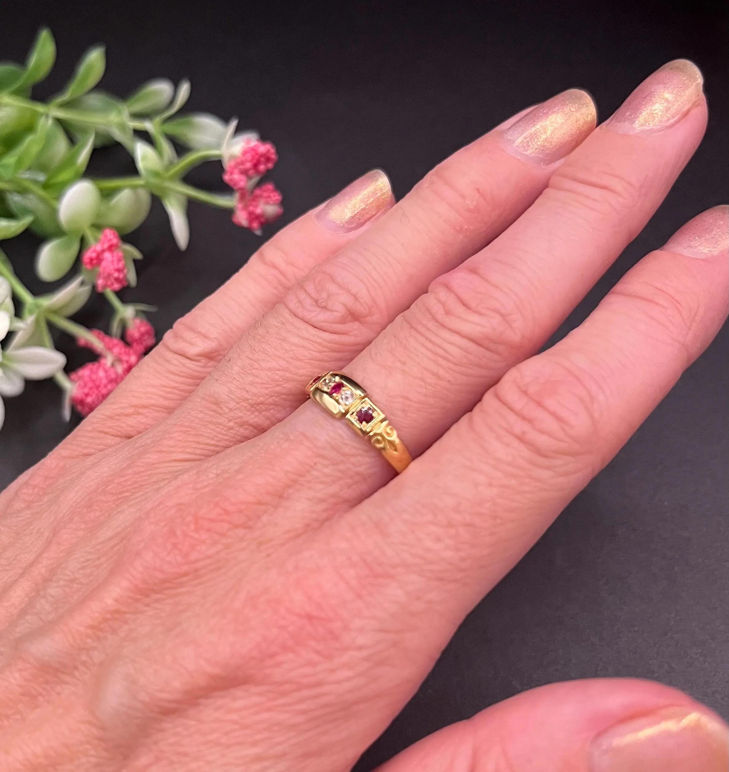 Edoardiano Antico anello vittoriano con cinque pietre, rubino e diamante, in oro giallo 18ct con timbro in vendita