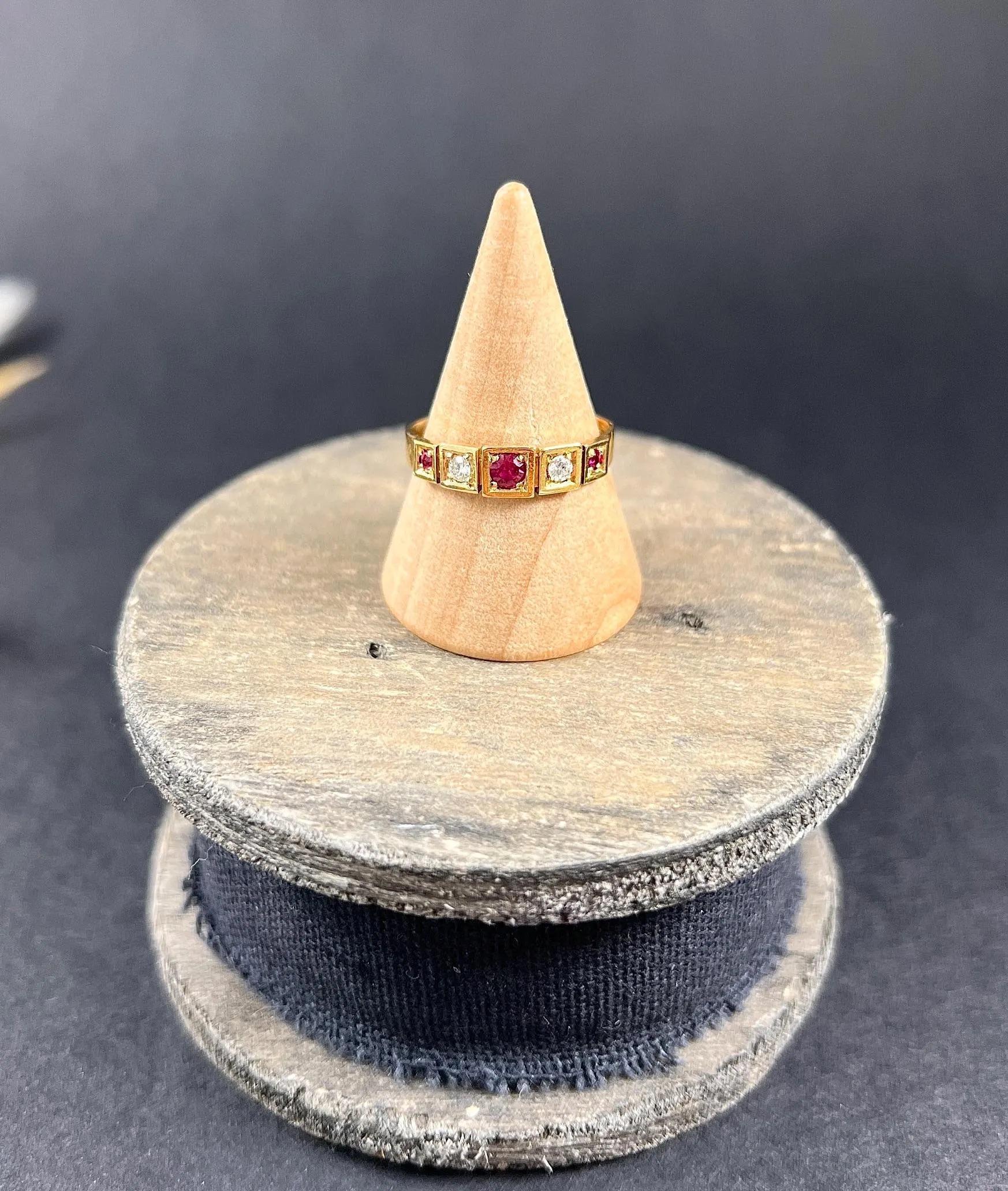 Antique 18ct Yellow Gold Stamped, Victorian Ruby & Diamond Five Stone Ring In Good Condition For Sale In Brighton, GB