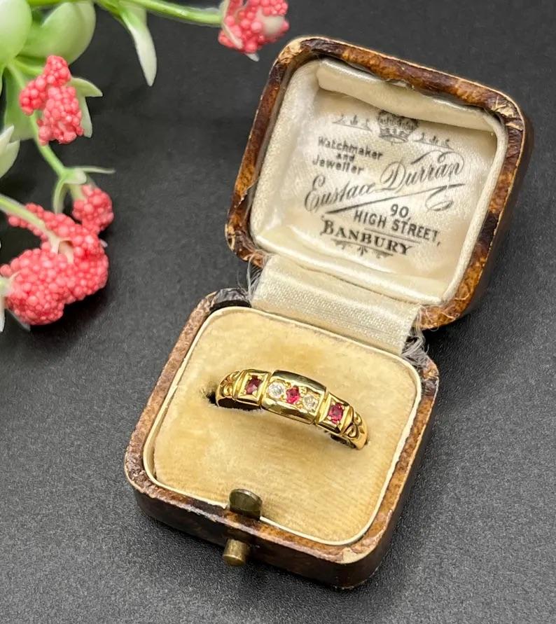Taglio rotondo Antico anello vittoriano con cinque pietre, rubino e diamante, in oro giallo 18ct con timbro in vendita