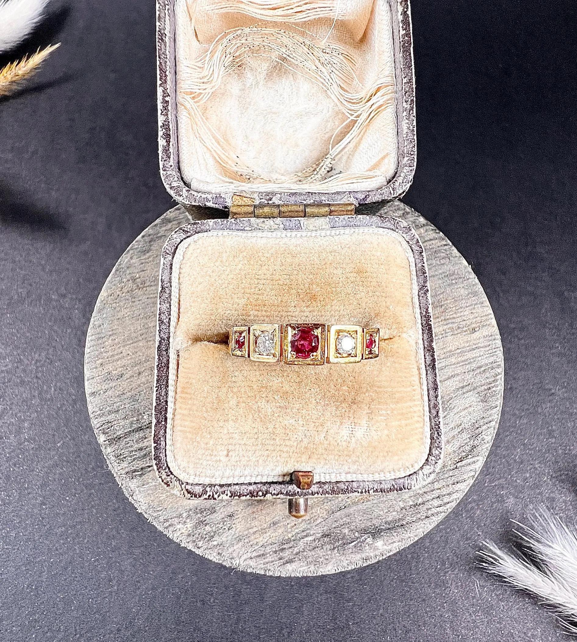 Antique 18ct Yellow Gold Stamped, Victorian Ruby & Diamond Five Stone Ring For Sale 1