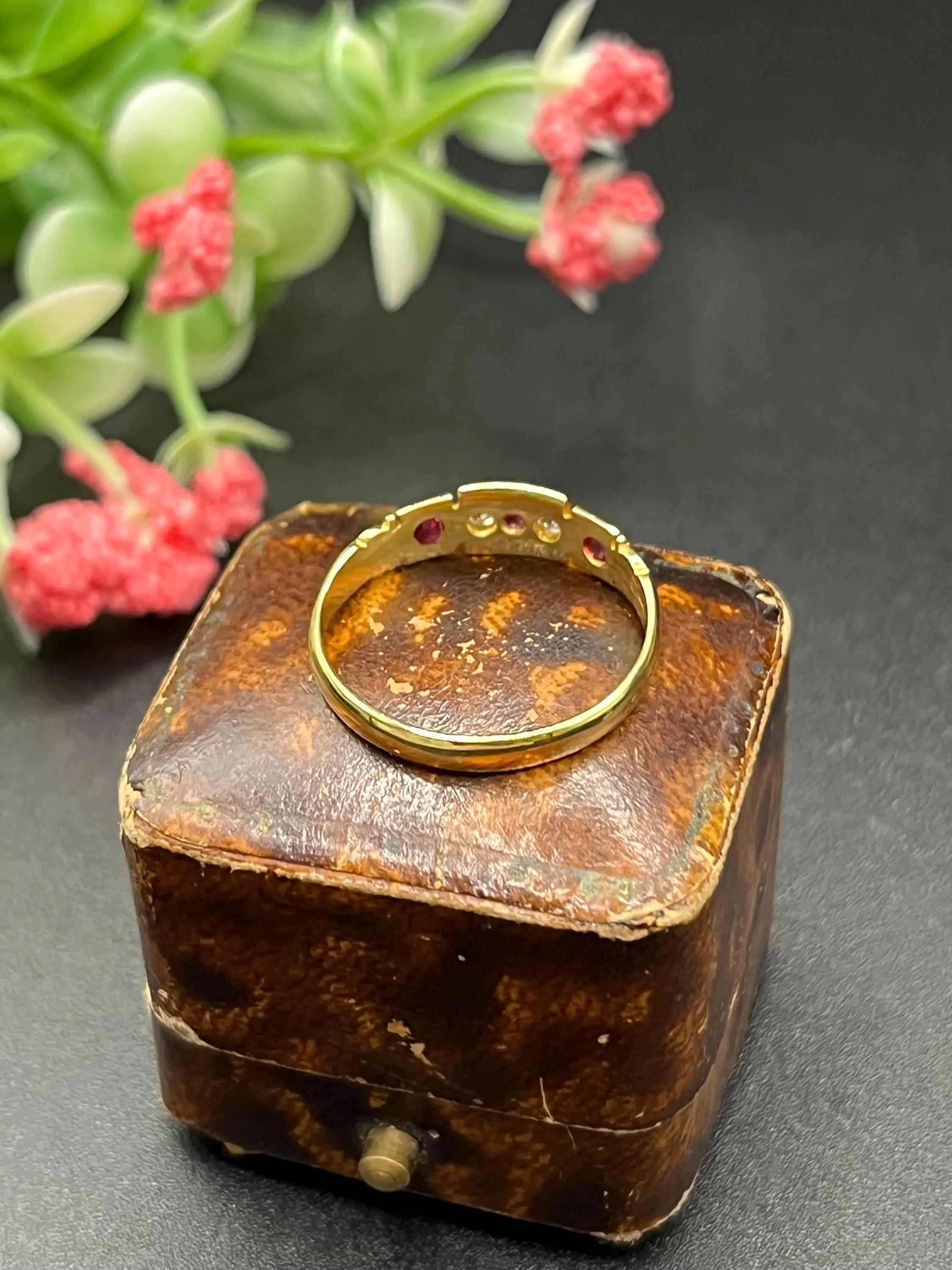 da uomo o donna Antico anello vittoriano con cinque pietre, rubino e diamante, in oro giallo 18ct con timbro in vendita