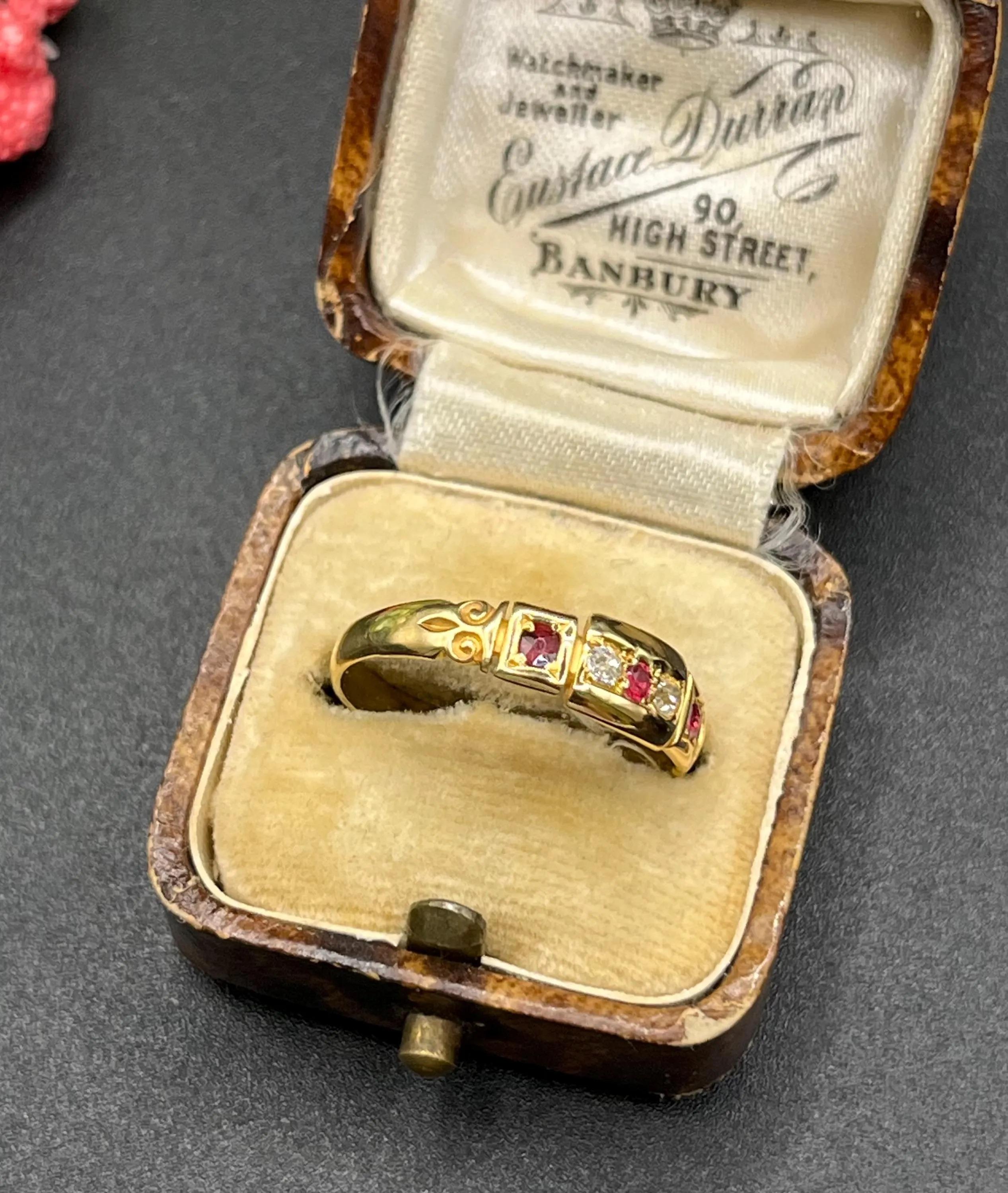 Antico anello vittoriano con cinque pietre, rubino e diamante, in oro giallo 18ct con timbro in vendita 1