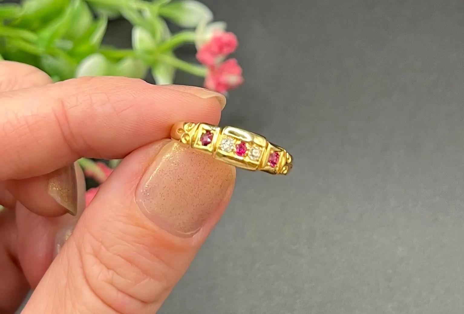 Antico anello vittoriano con cinque pietre, rubino e diamante, in oro giallo 18ct con timbro in vendita 2