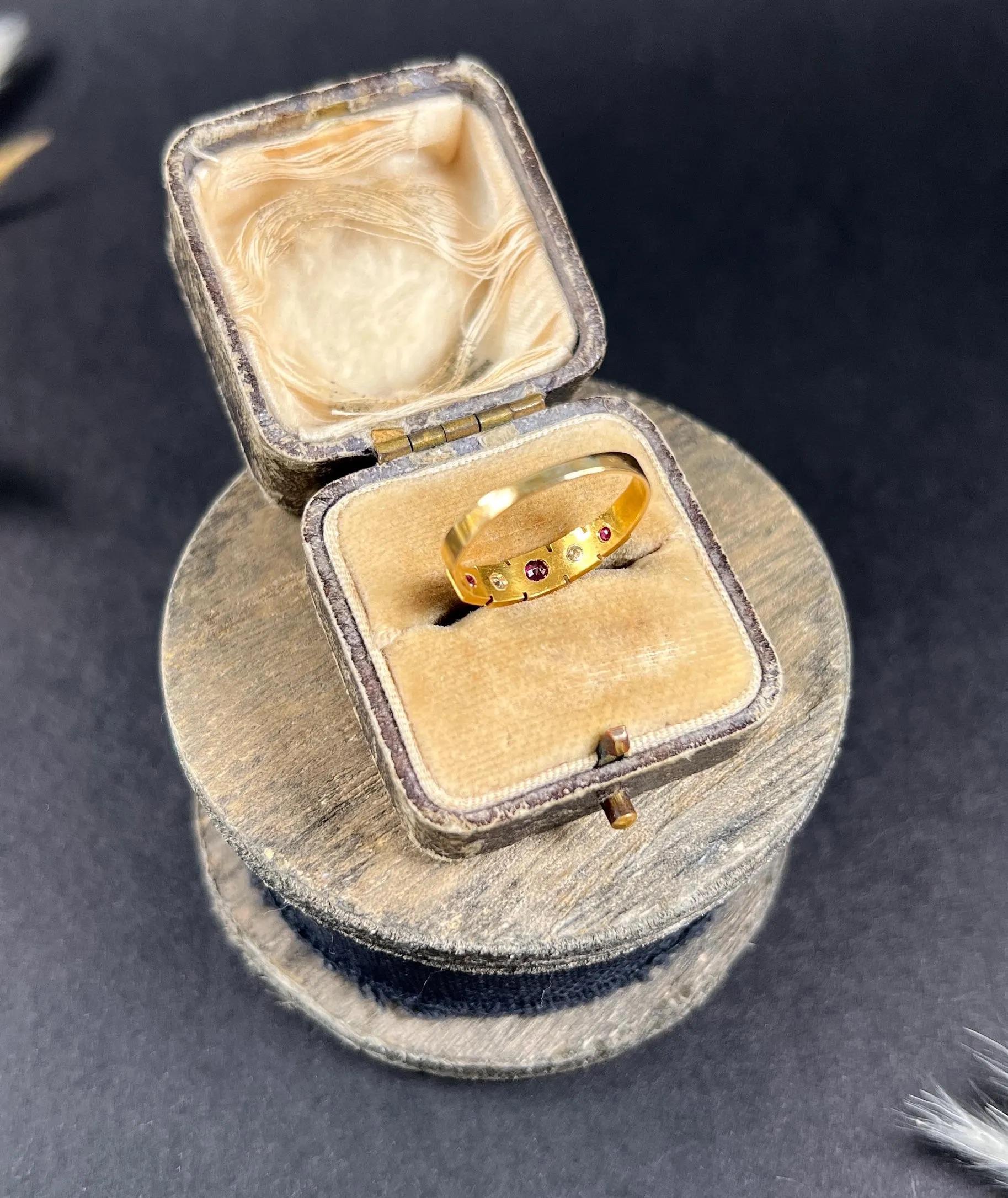 Antique 18ct Yellow Gold Stamped, Victorian Ruby & Diamond Five Stone Ring For Sale 4