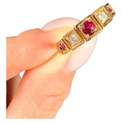 Antico anello vittoriano con cinque pietre, rubino e diamante, in oro giallo 18ct con timbro