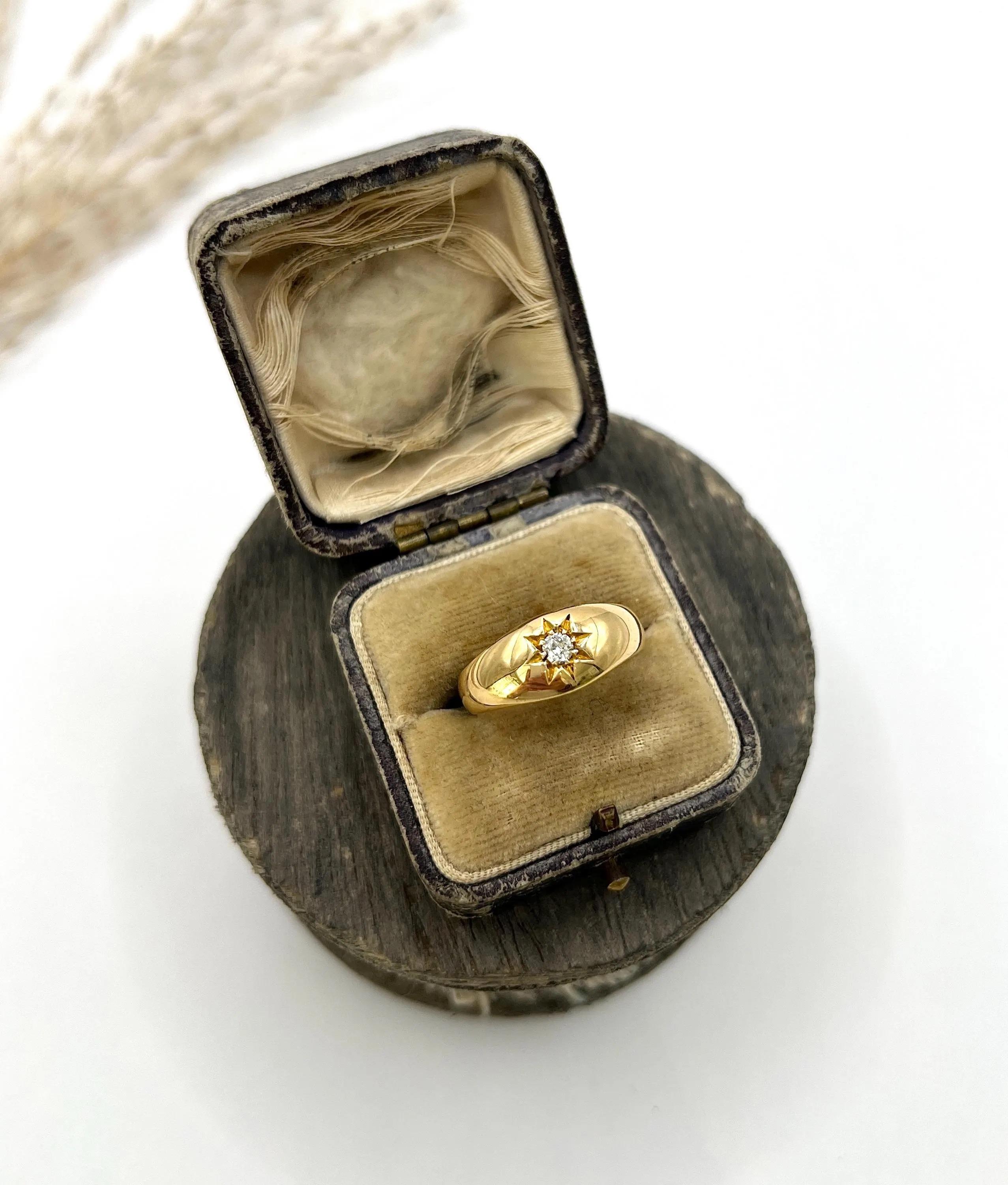 Bague ancienne en or jaune 18ct, sertie de diamants en étoile, poinçonnée Birmingham 1914 en vente 1