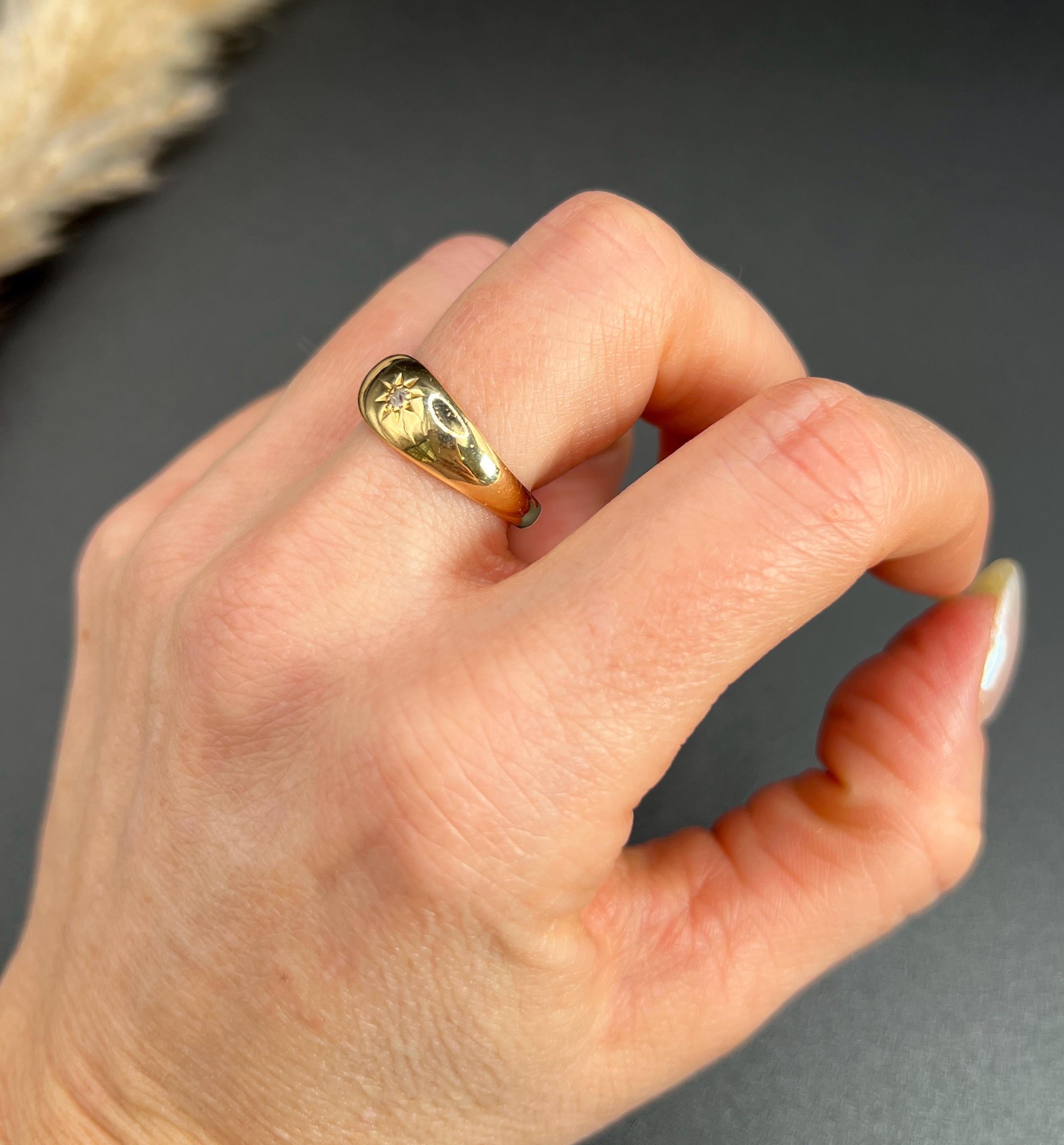 Antique 18ct Yellow Gold, Star Set Diamond Band Ring, Hallmarked Birmingham 1917 In Good Condition For Sale In Brighton, GB