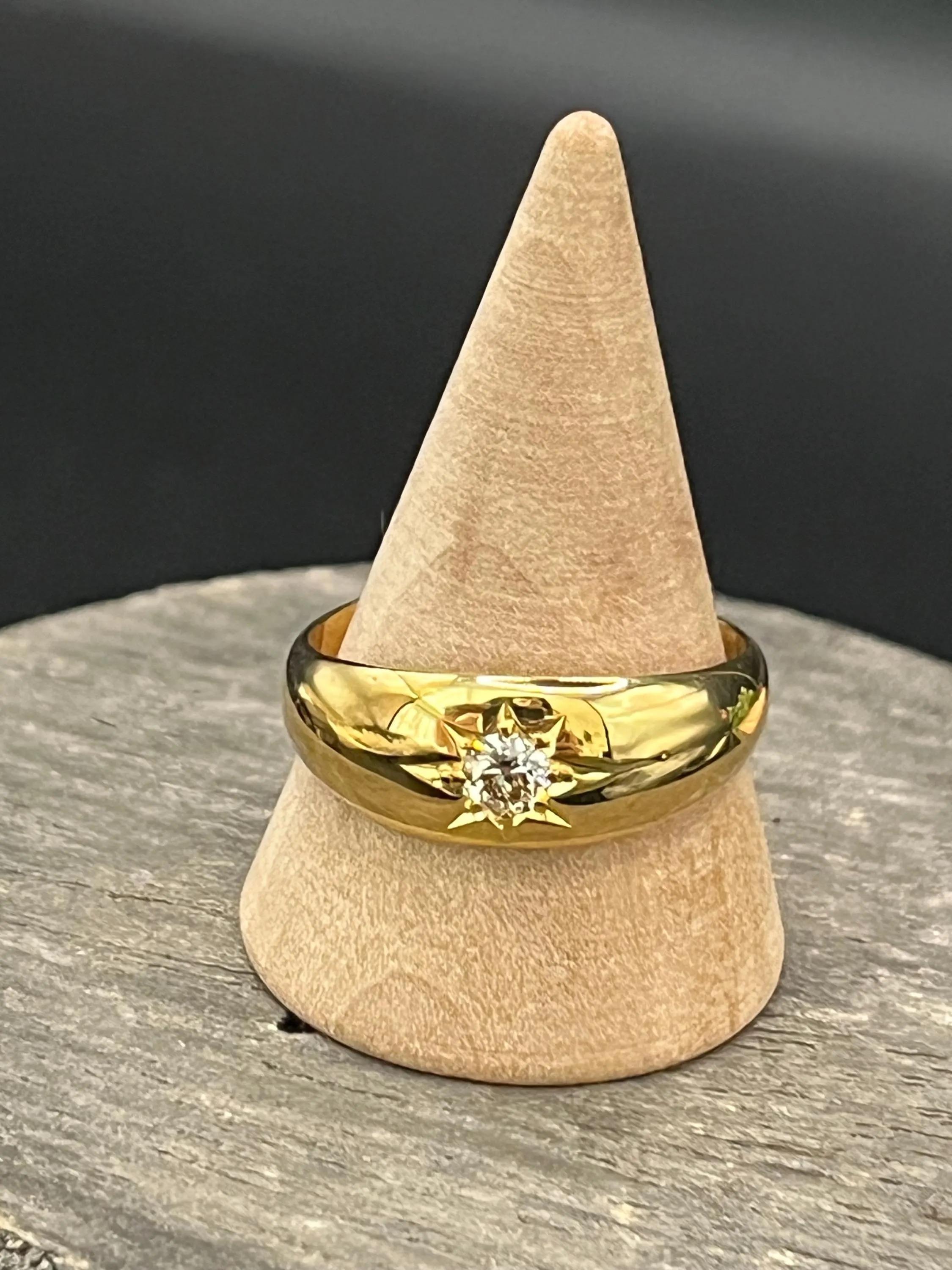 Antique 18ct Yellow Gold, Star Set Old Cut Diamond Band Ring For Sale 4