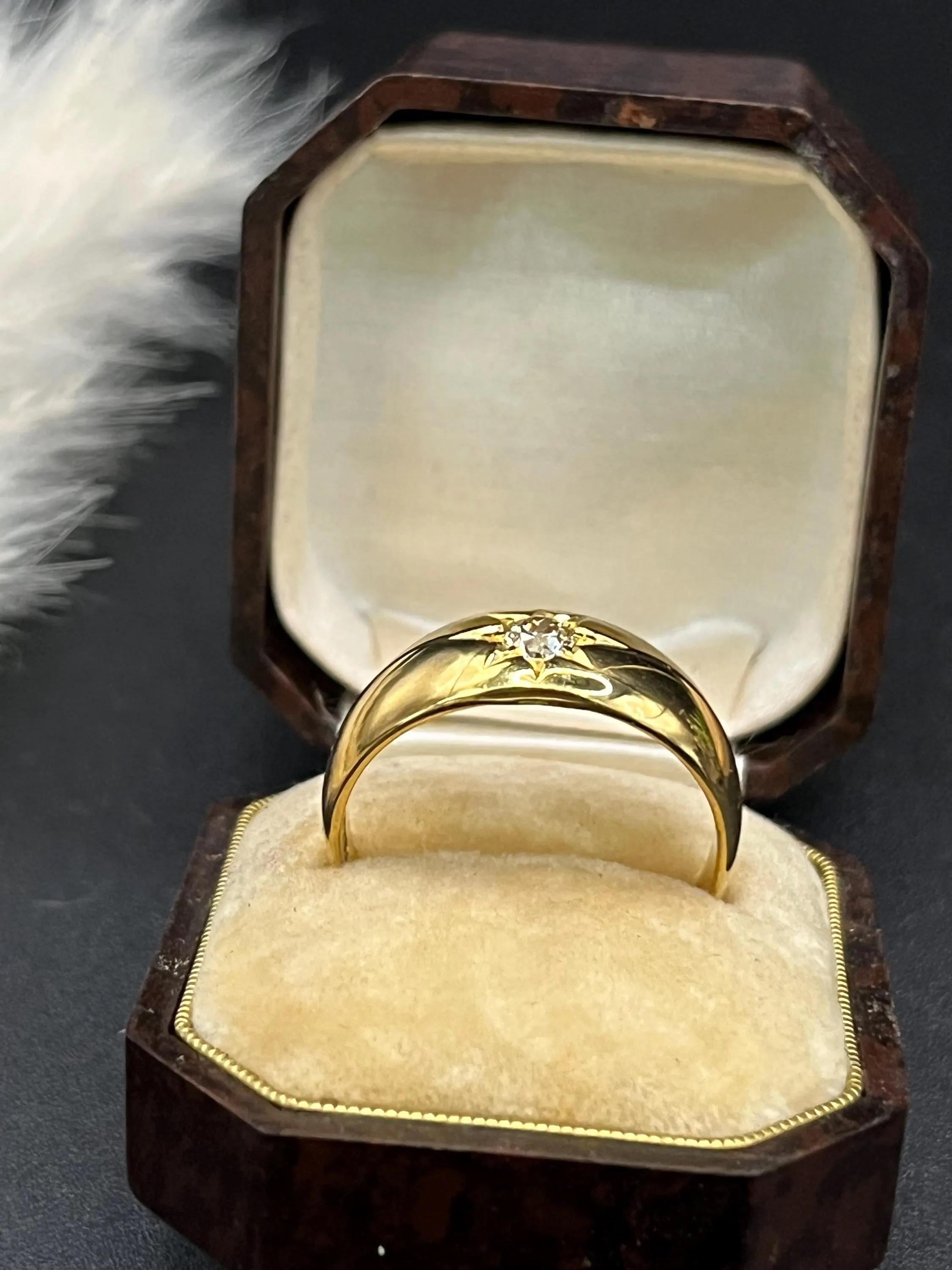 Antique 18ct Yellow Gold, Star Set Old Cut Diamond Band Ring In Good Condition For Sale In Brighton, GB