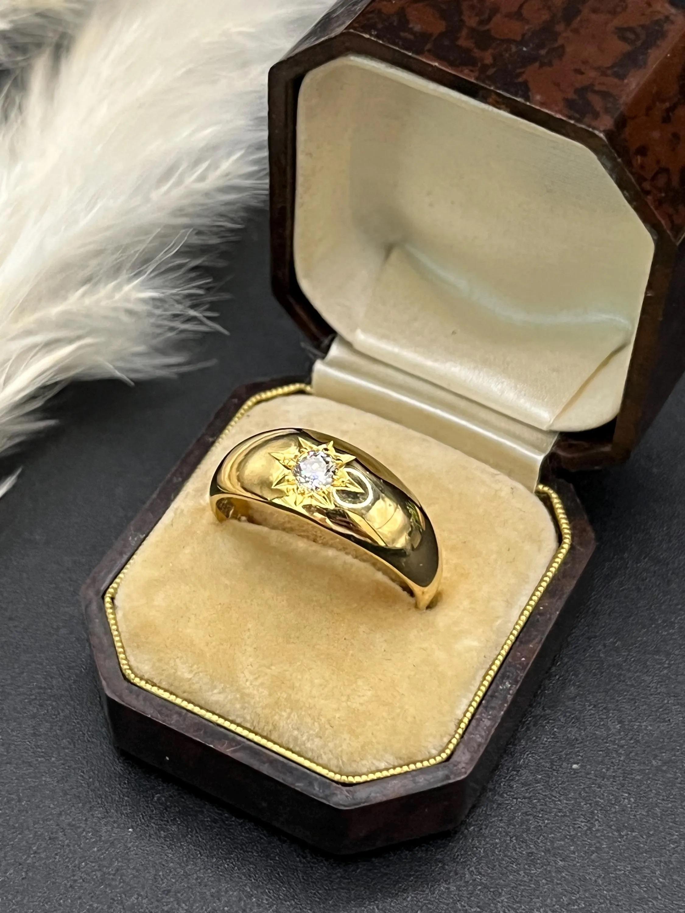 Antique 18ct Yellow Gold, Star Set Old Cut Diamond Band Ring For Sale 3
